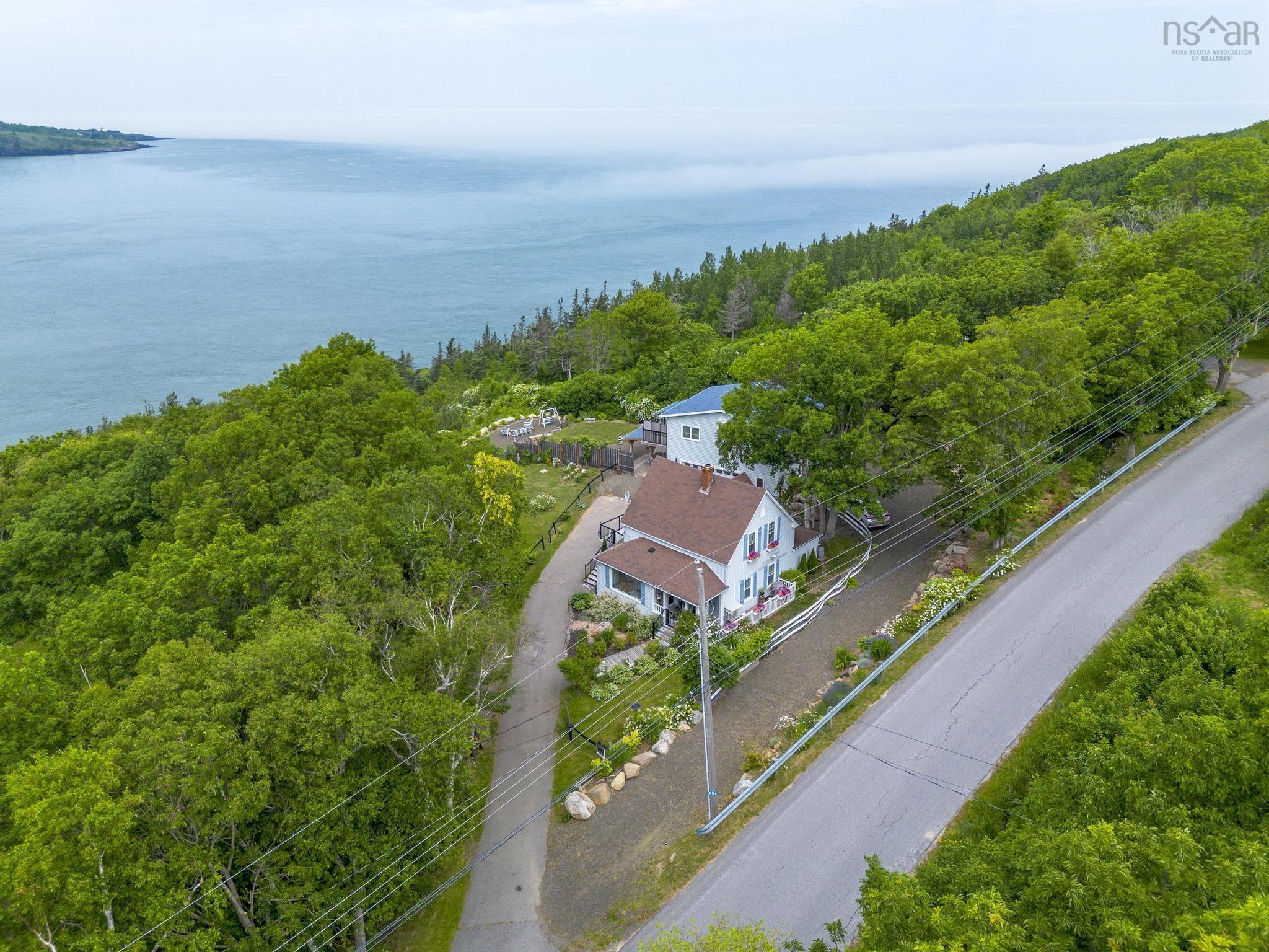 $679,900.00: 608 Granville Road, Victoria Beach