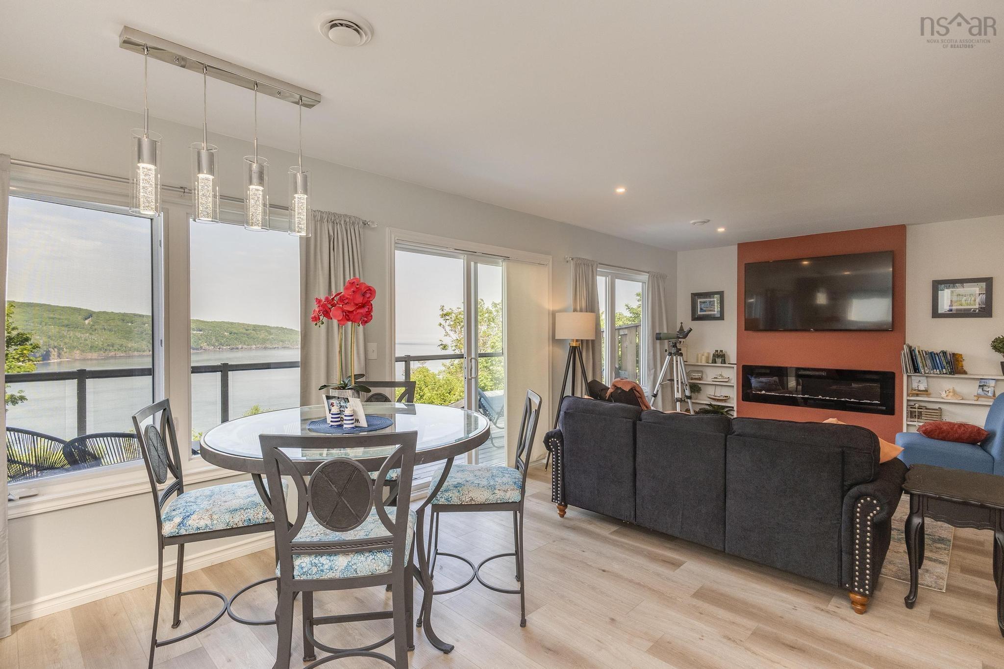 $679,900.00: 608 Granville Road, Victoria Beach