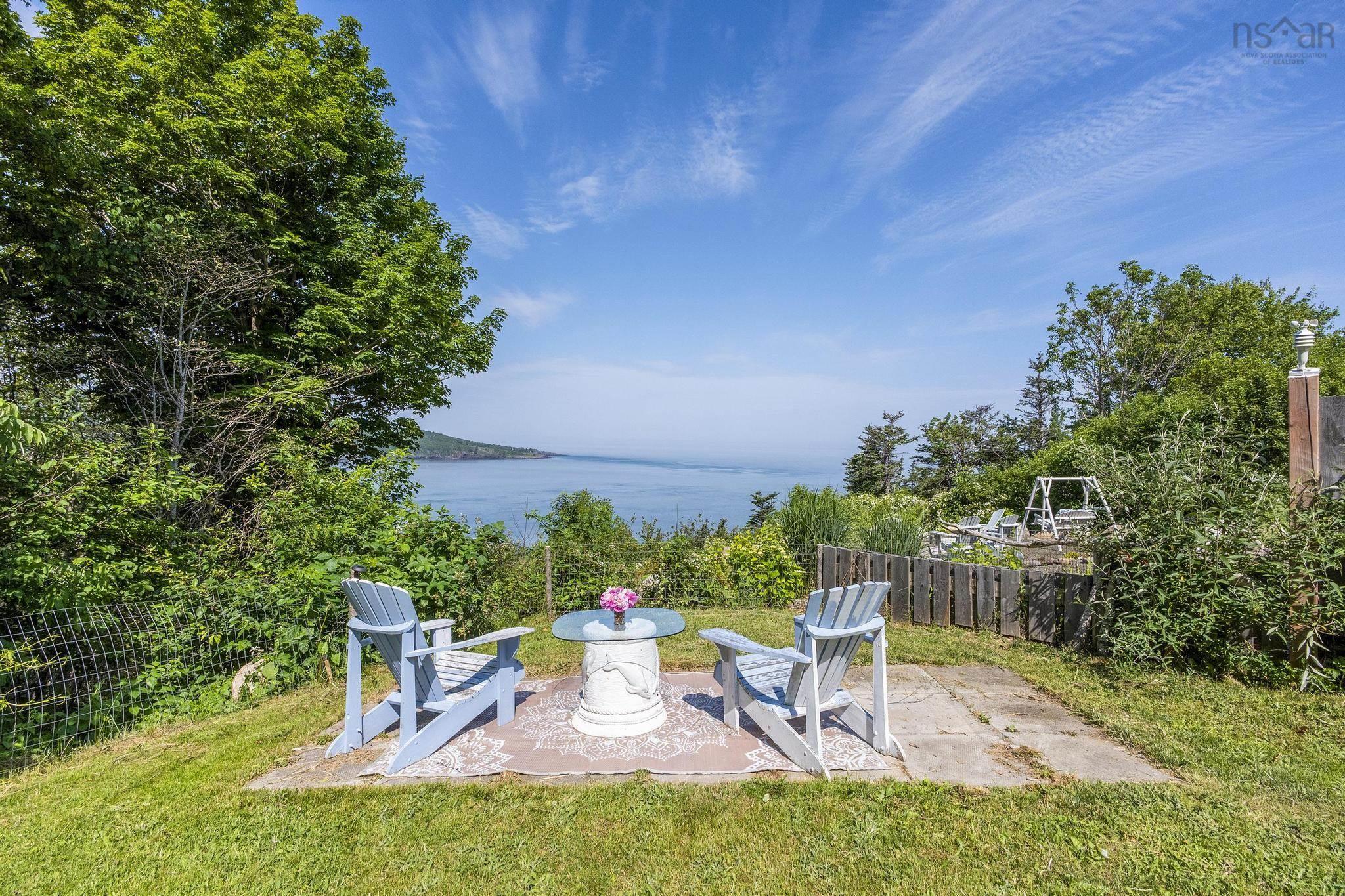 $679,900.00: 608 Granville Road, Victoria Beach