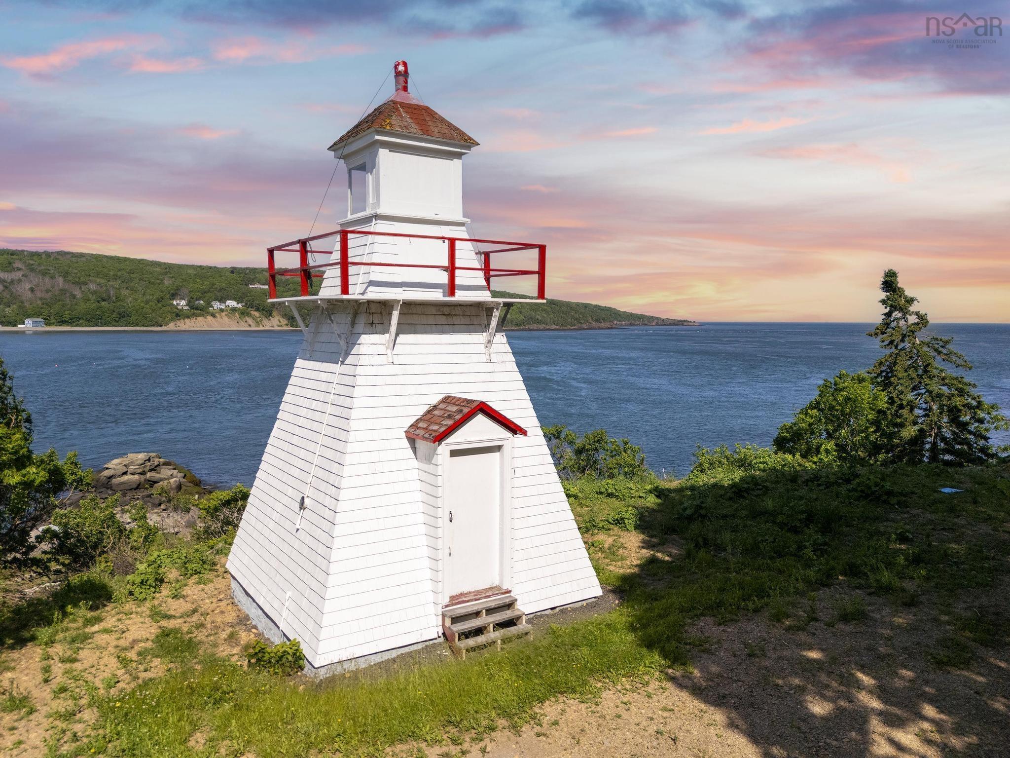 $679,900.00: 608 Granville Road, Victoria Beach