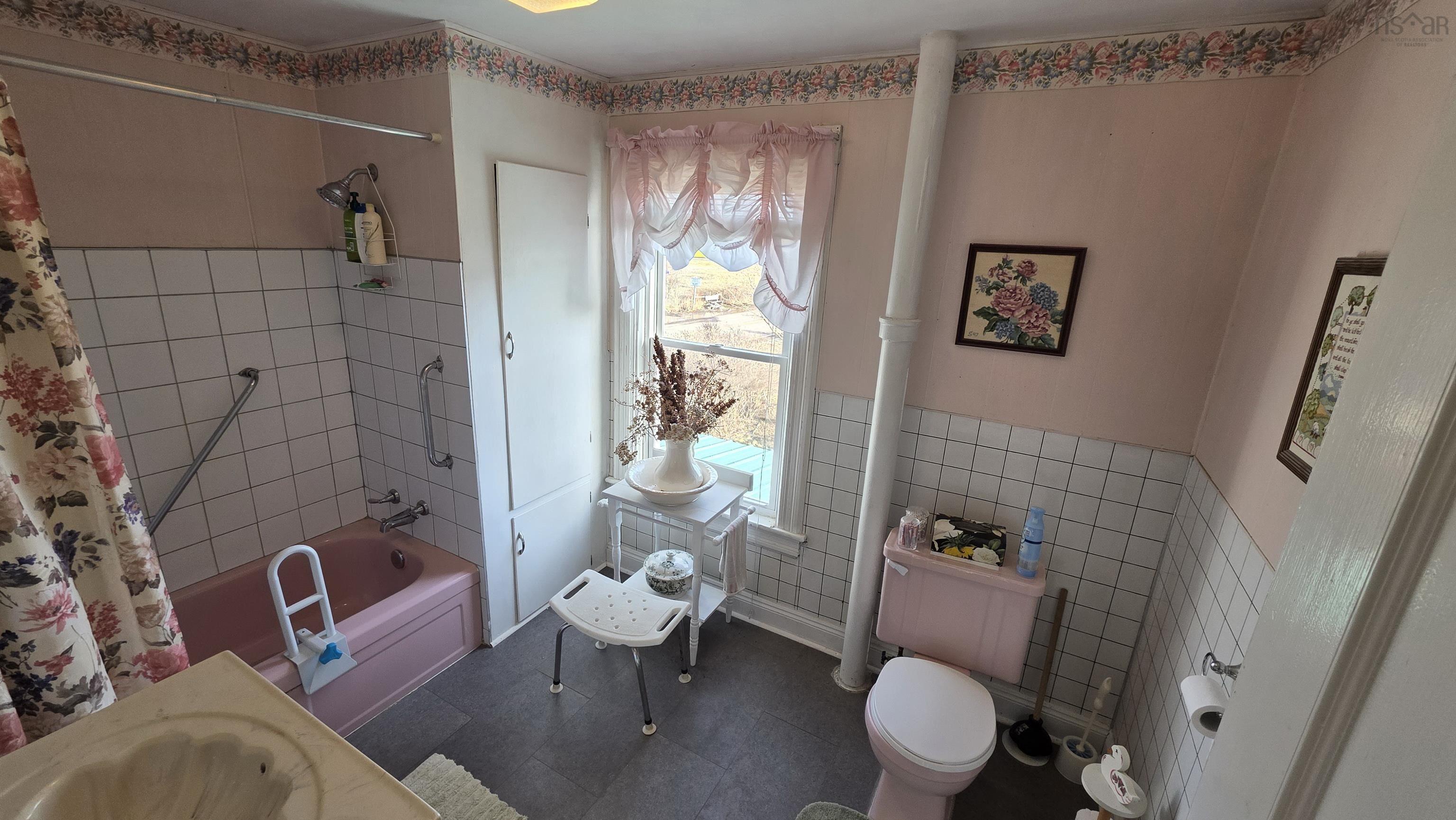 $349,000.00: 3702 209 Highway, Advocate Harbour