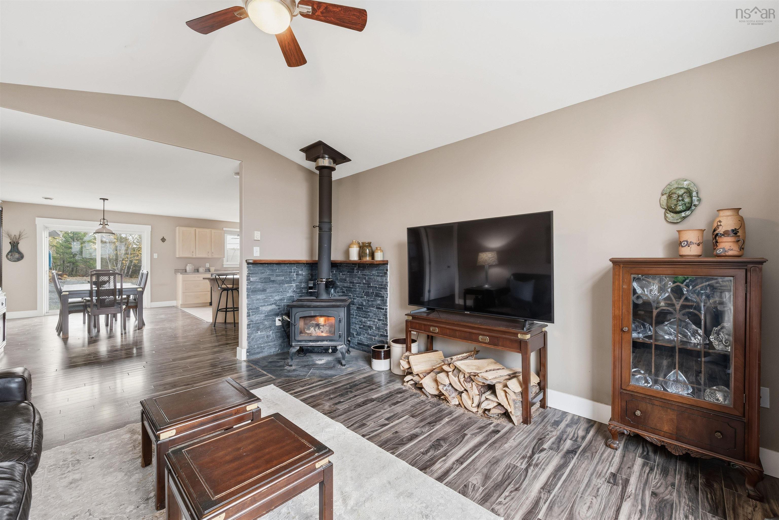 $565,000.00: 281 Heselton Drive, Ostrea Lake