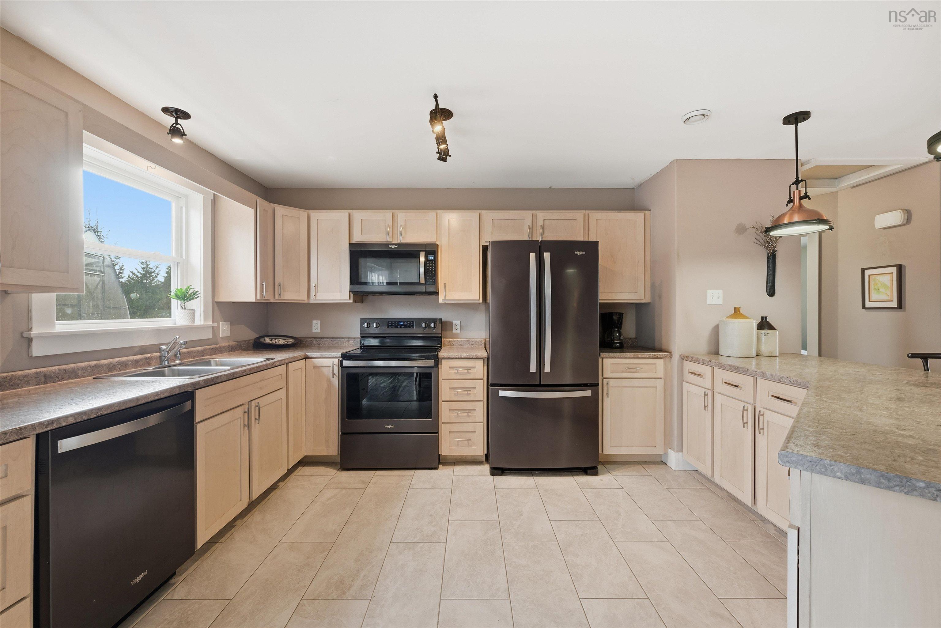 $565,000.00: 281 Heselton Drive, Ostrea Lake