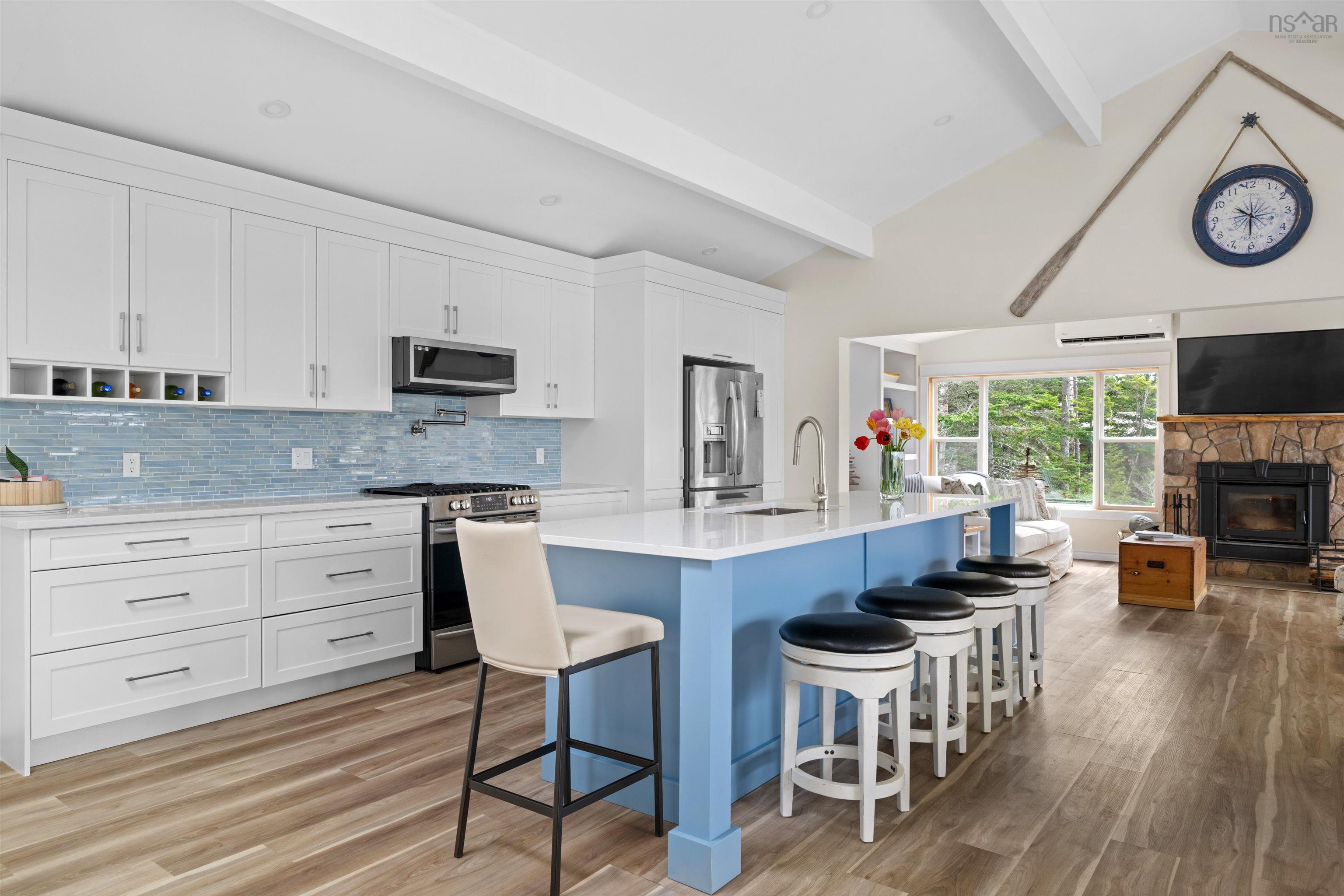 $879,900.00: 42 Goldfinch Lane, Heckmans Island