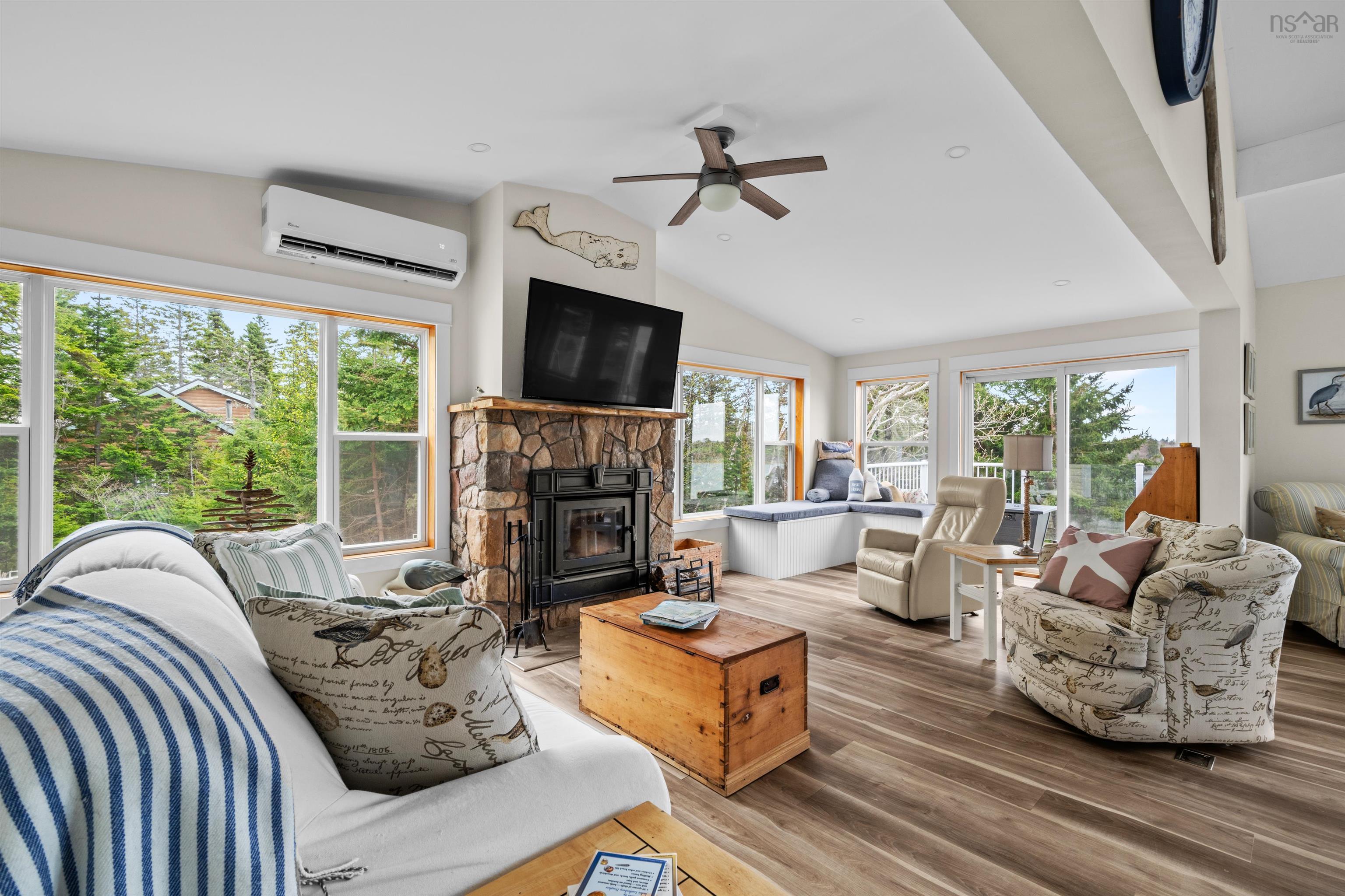 $879,900.00: 42 Goldfinch Lane, Heckmans Island