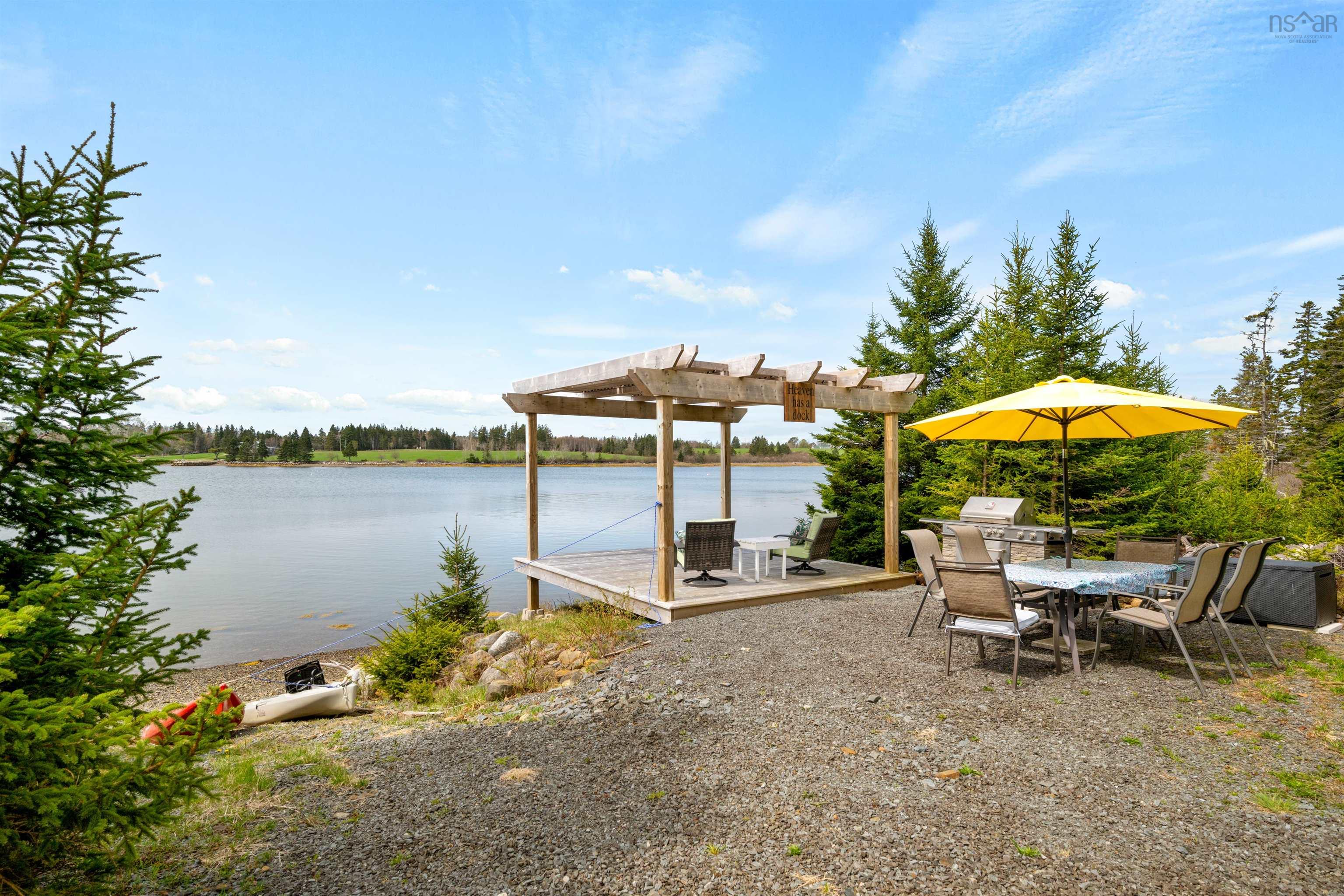 $879,900.00: 42 Goldfinch Lane, Heckmans Island