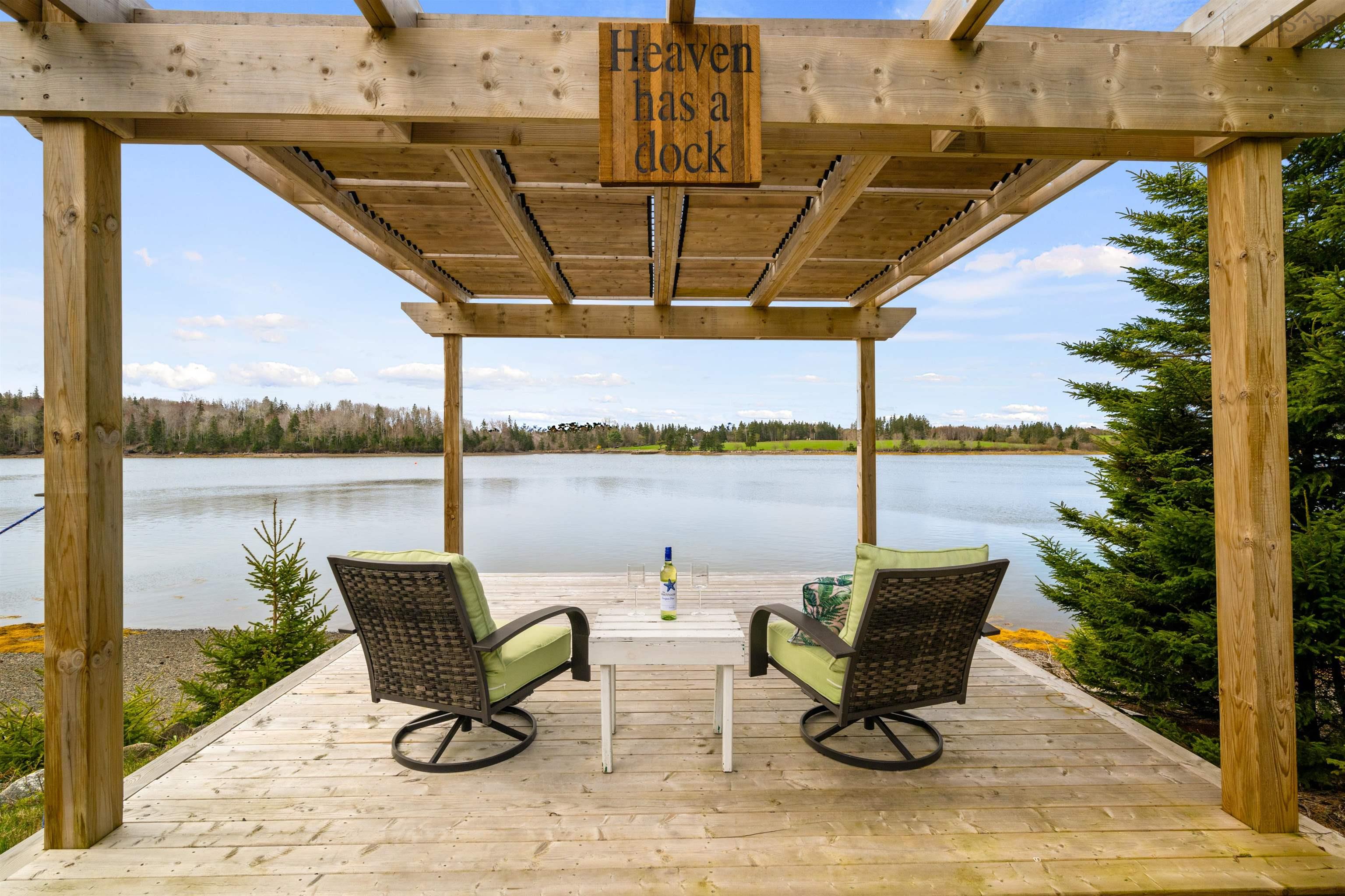 $879,900.00: 42 Goldfinch Lane, Heckmans Island