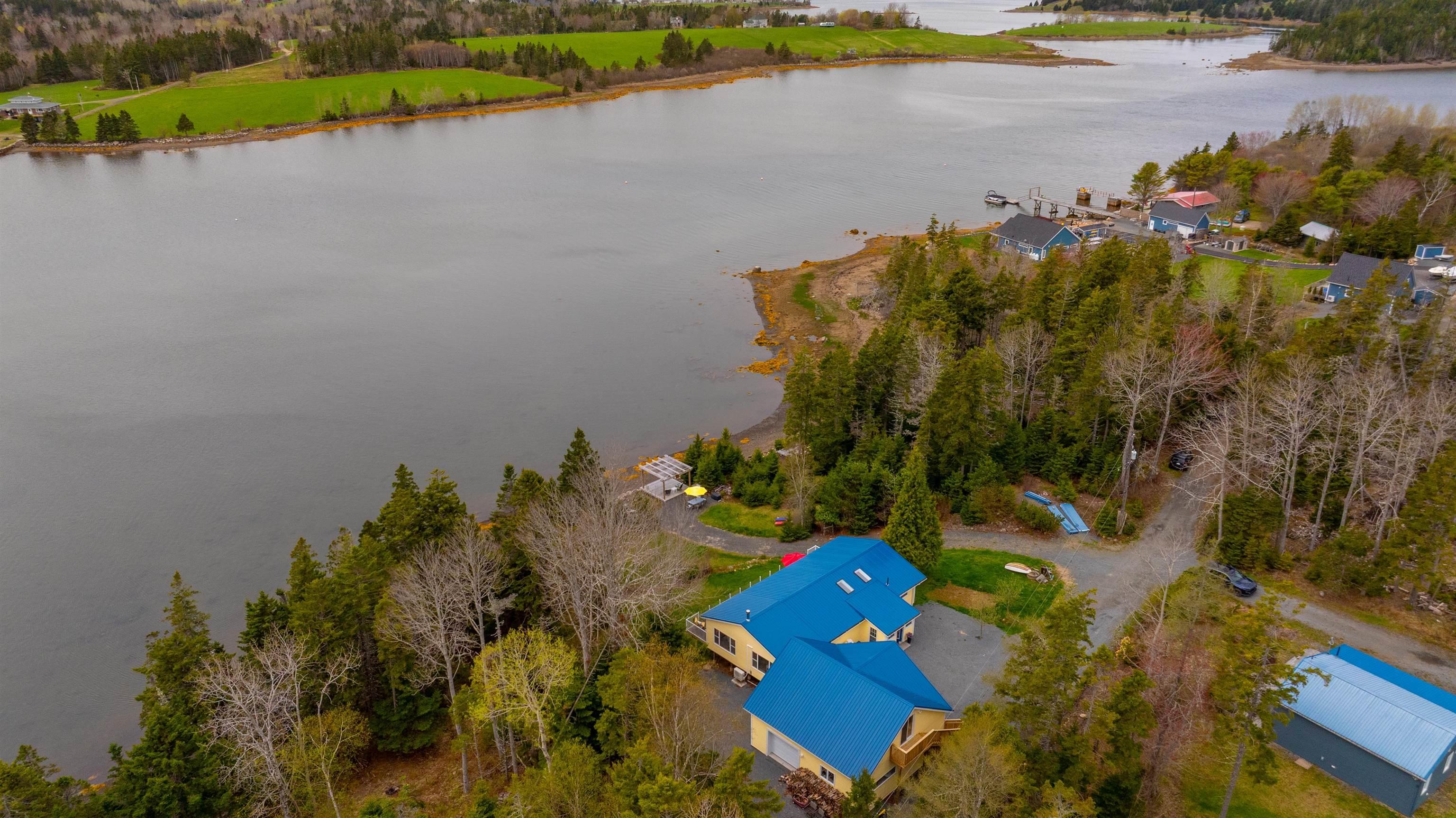 $879,900.00: 42 Goldfinch Lane, Heckmans Island