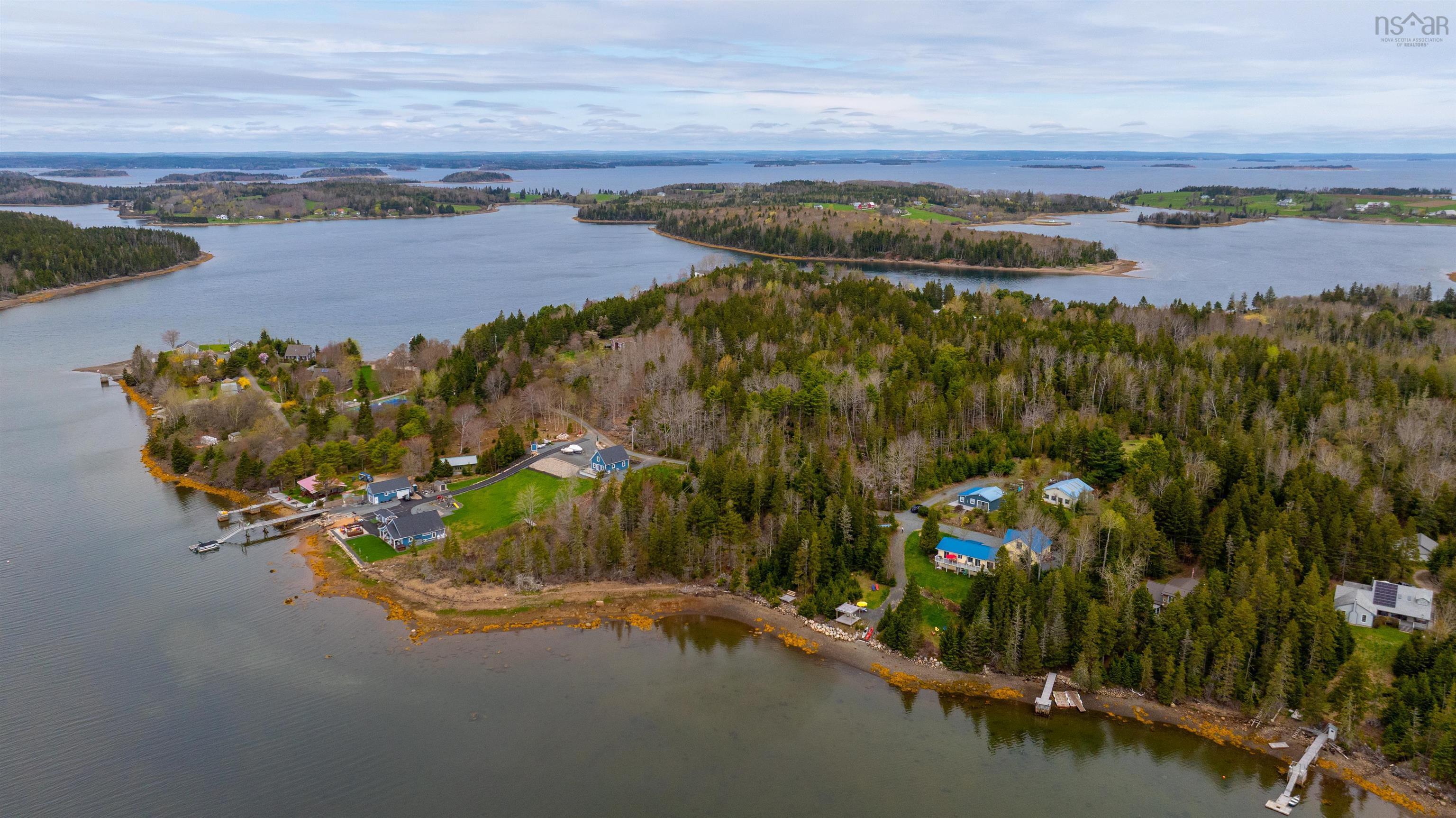 $879,900.00: 42 Goldfinch Lane, Heckmans Island
