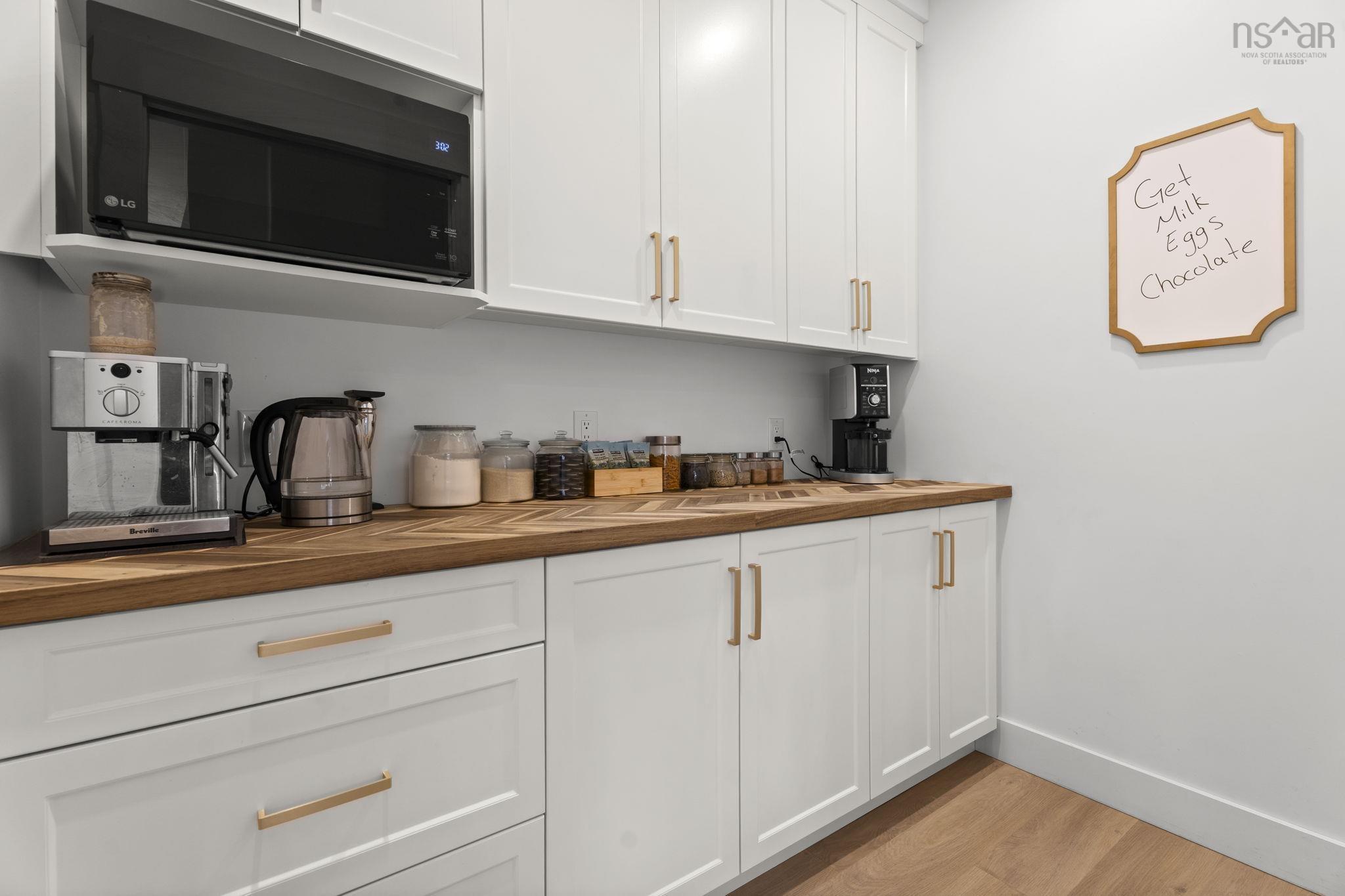 $999,900.00: 106 Edward Dr, Enfield