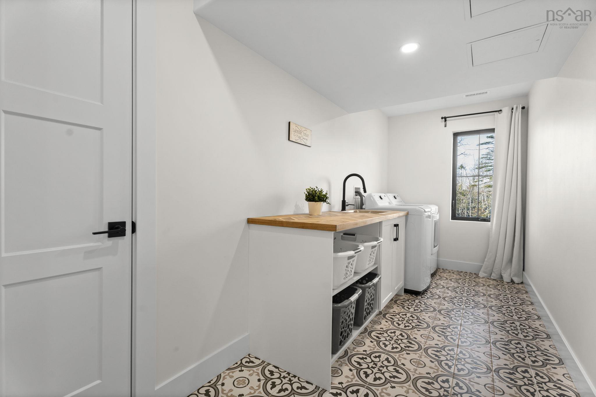 $999,900.00: 106 Edward Dr, Enfield