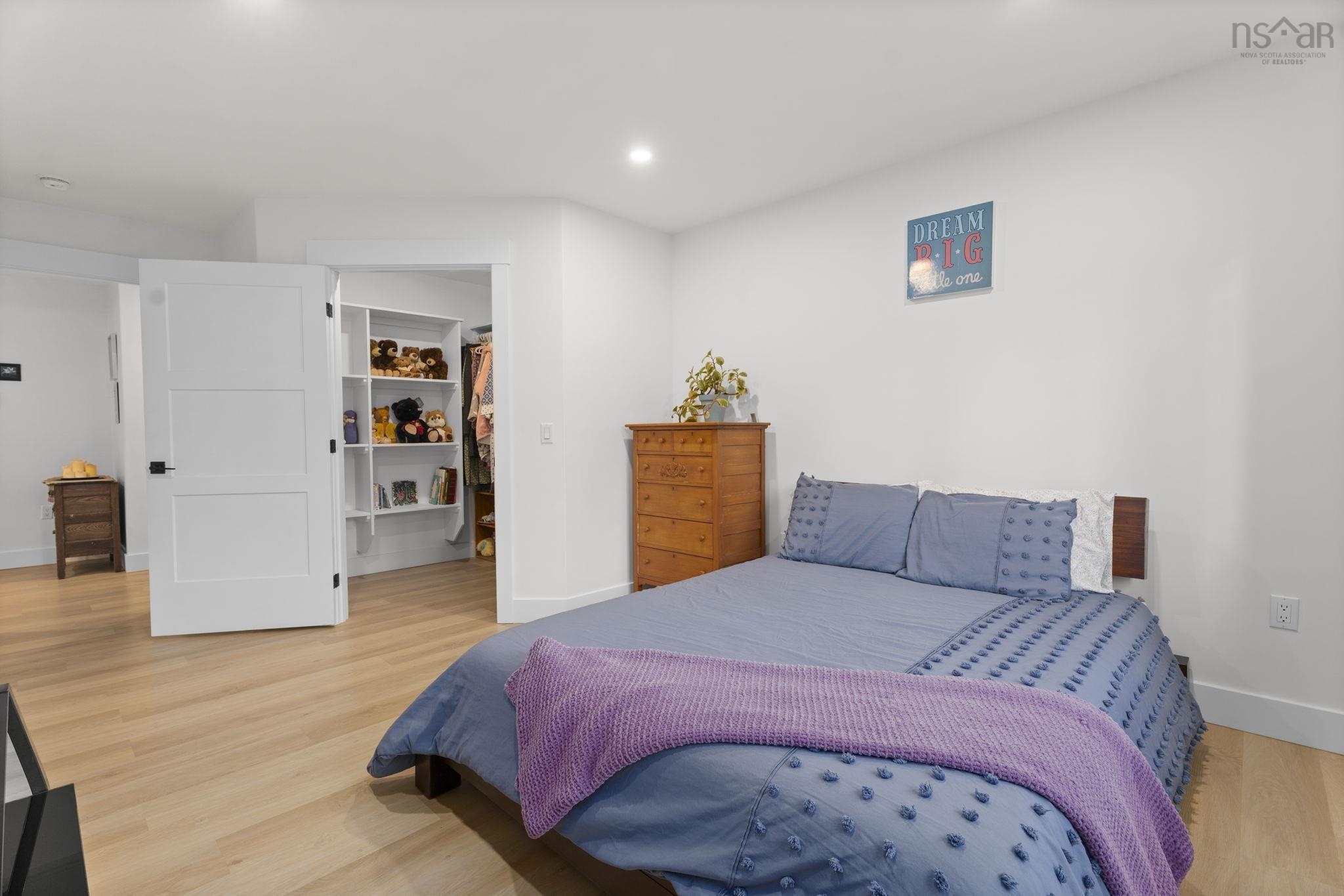 $999,900.00: 106 Edward Dr, Enfield