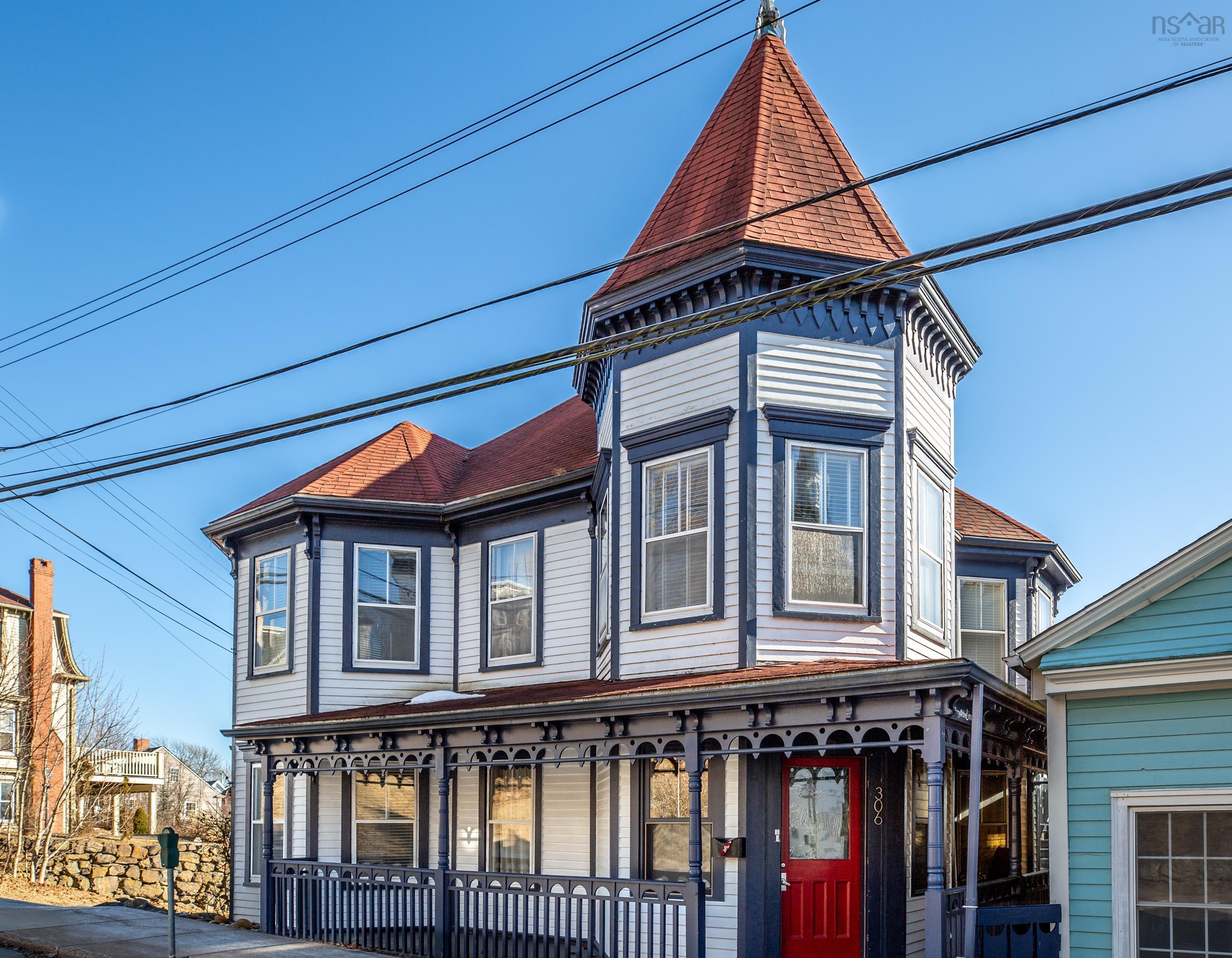 $817,000.00: 306 Lincoln Street, Lunenburg