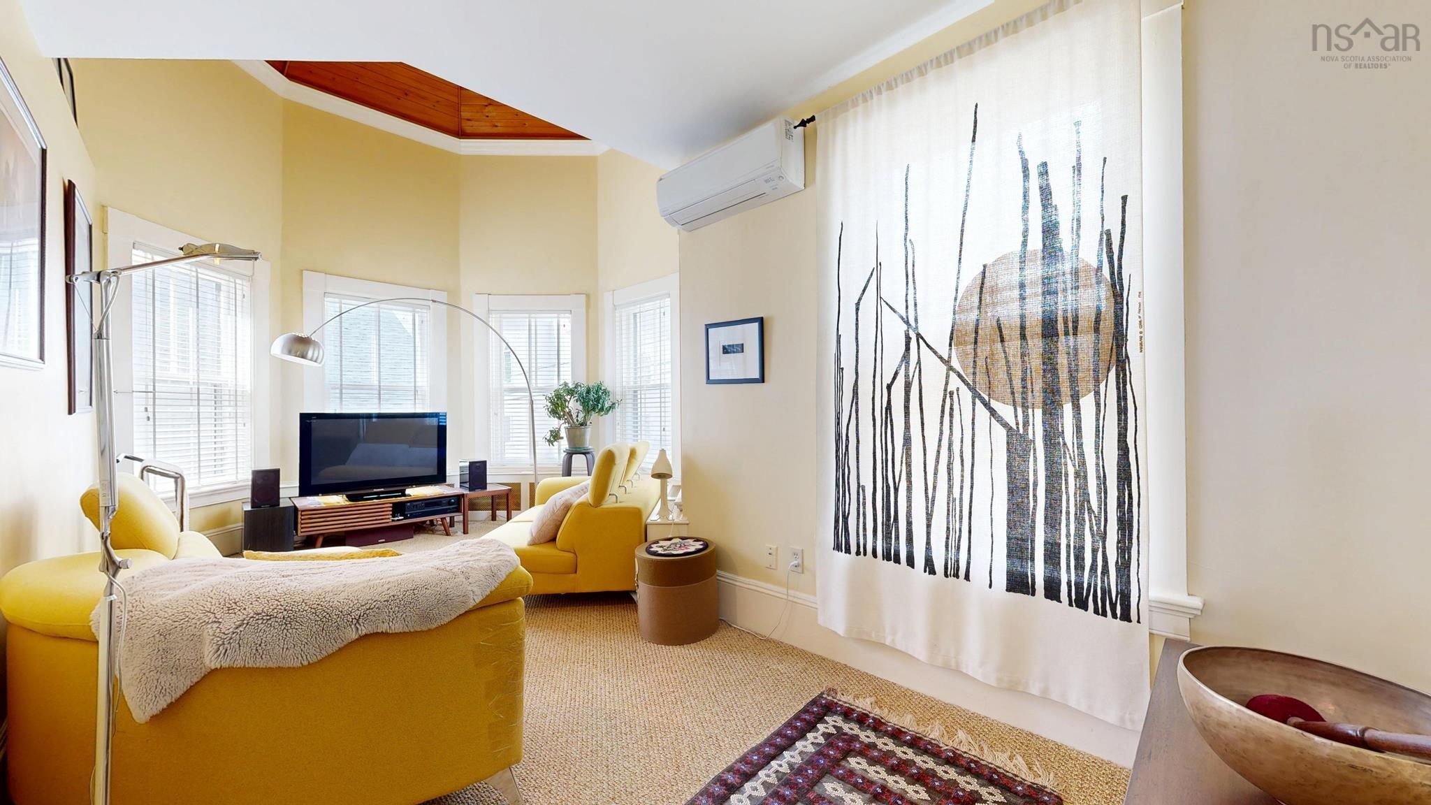 $817,000.00: 306 Lincoln Street, Lunenburg