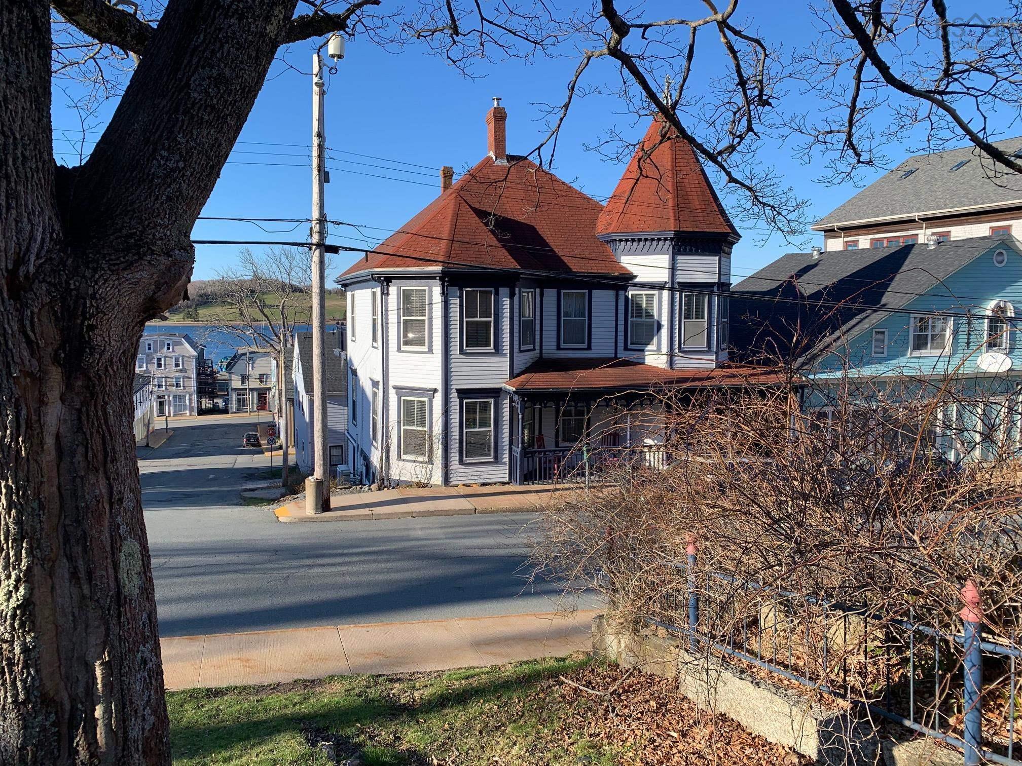 $817,000.00: 306 Lincoln Street, Lunenburg