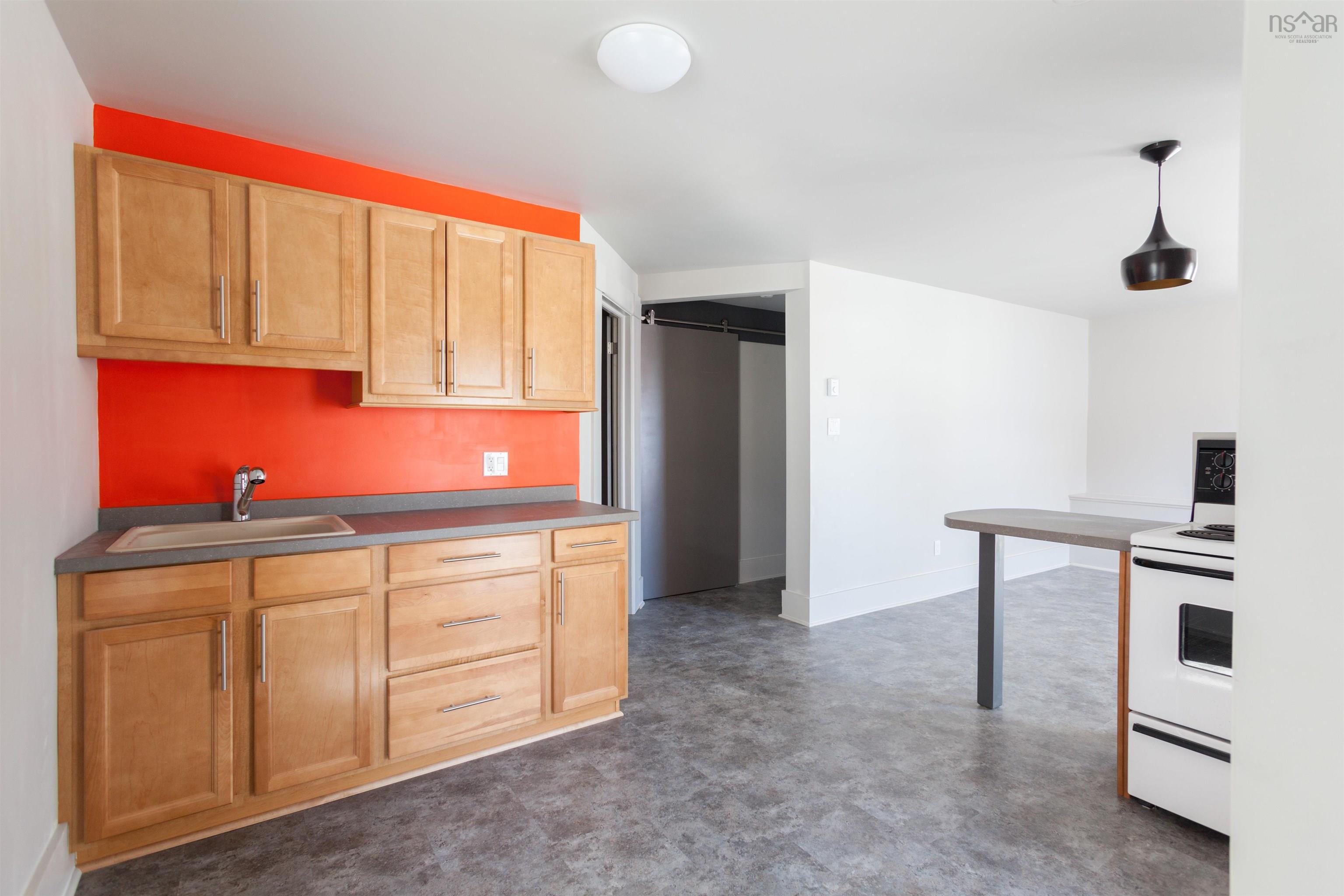 $817,000.00: 306 Lincoln Street, Lunenburg