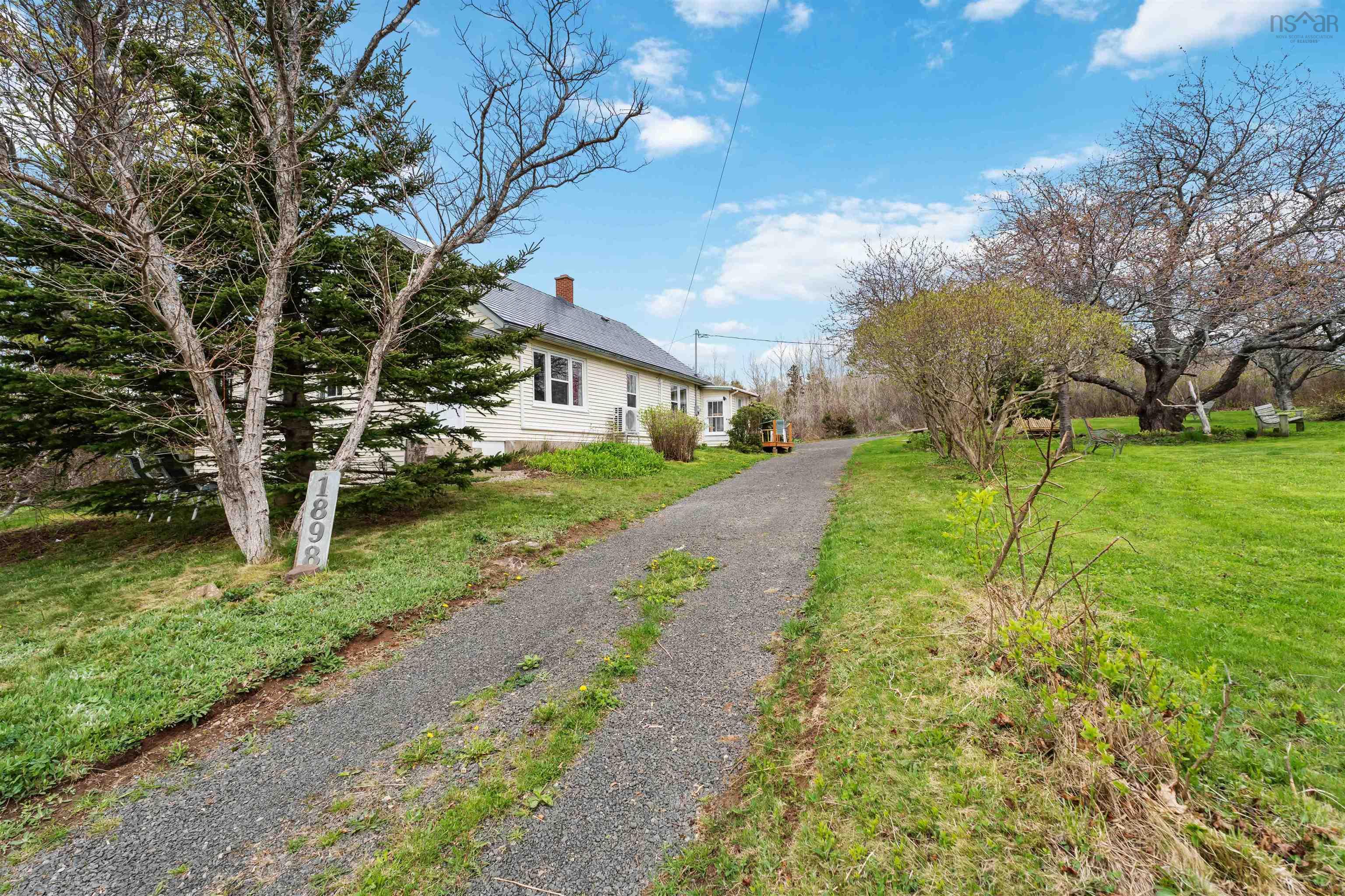 $305,000.00: 1898 Hampton Mountain Road, Hampton