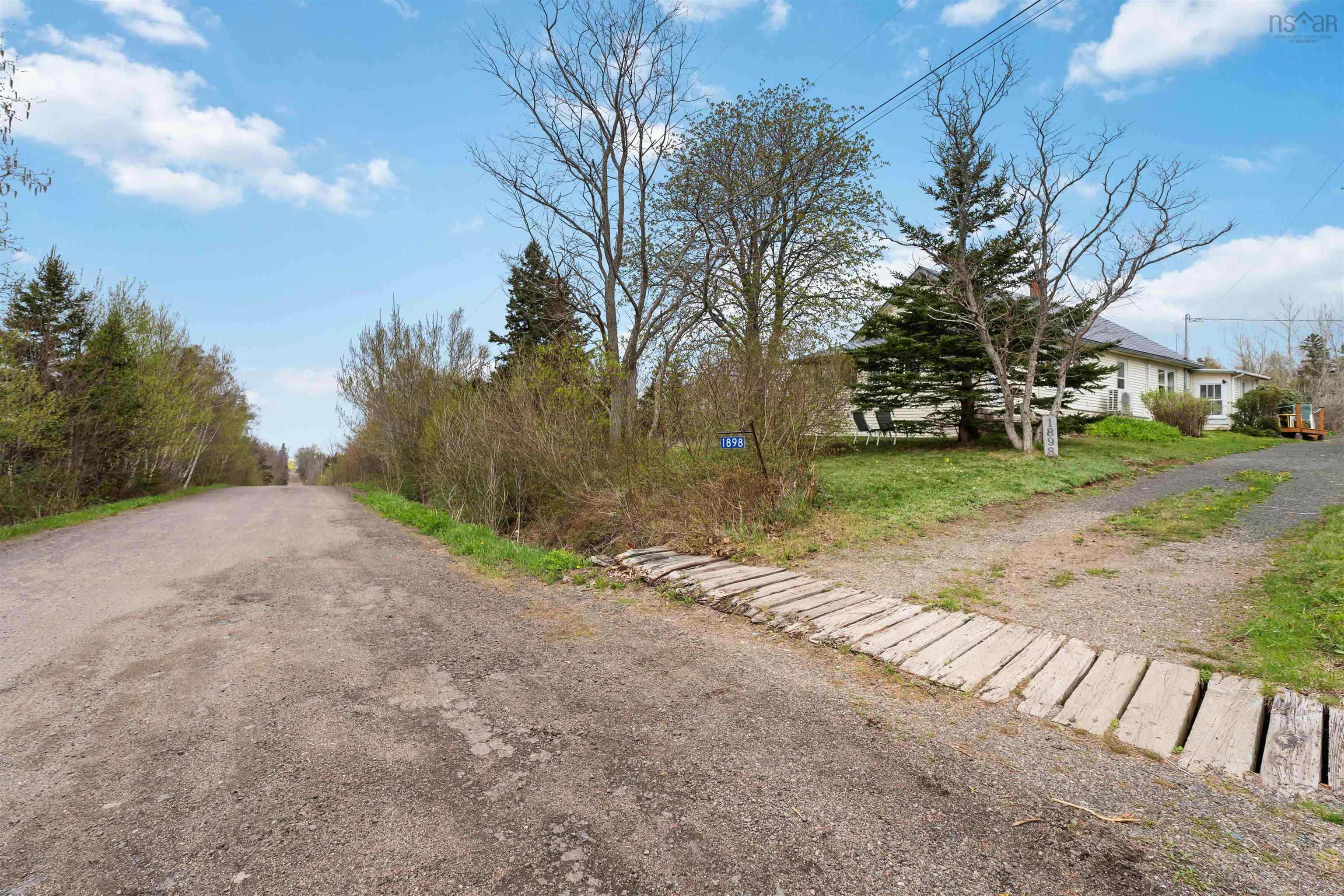 $305,000.00: 1898 Hampton Mountain Road, Hampton