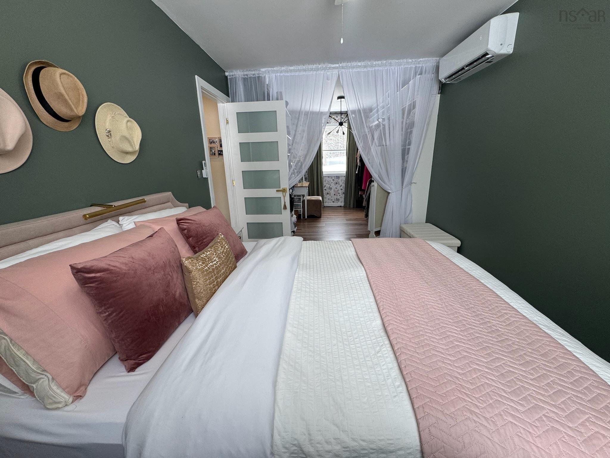 $320,000.00: 4057 105 Highway, Glendale