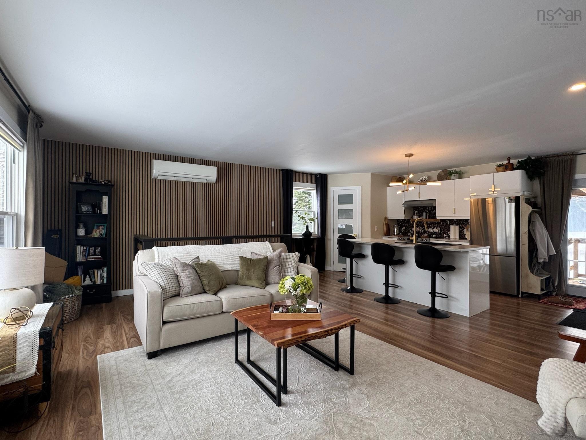 $320,000.00: 4057 105 Highway, Glendale