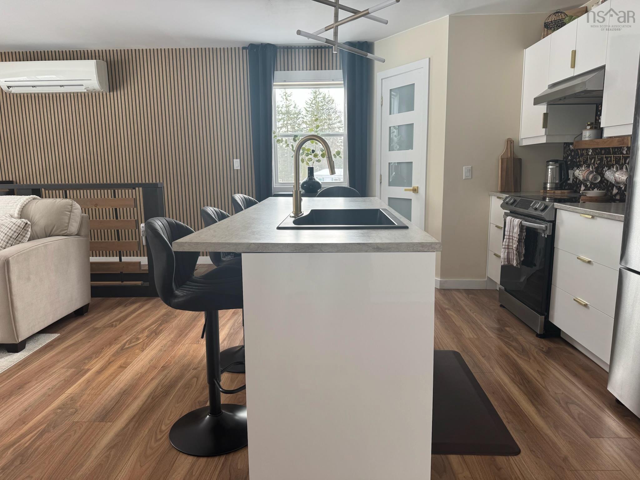 $320,000.00: 4057 105 Highway, Glendale