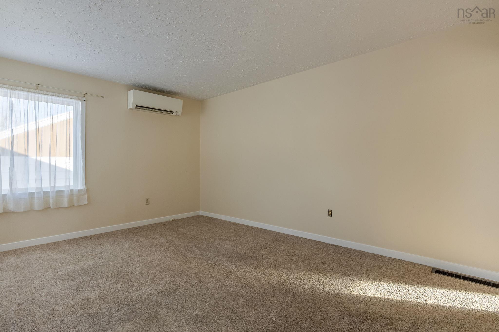 $299,900.00: 9584 Commercial Street, New Minas