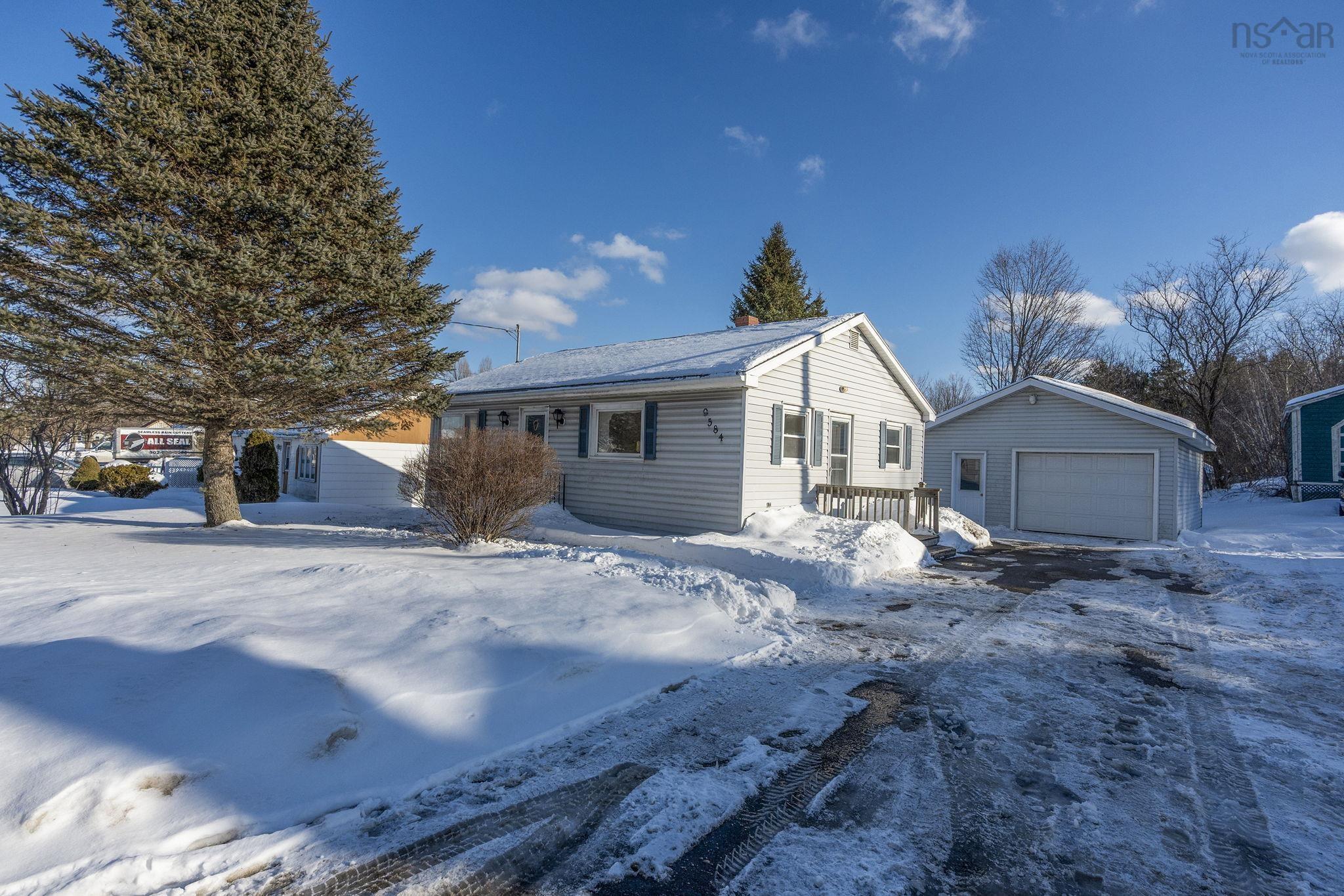 $299,900.00: 9584 Commercial Street, New Minas