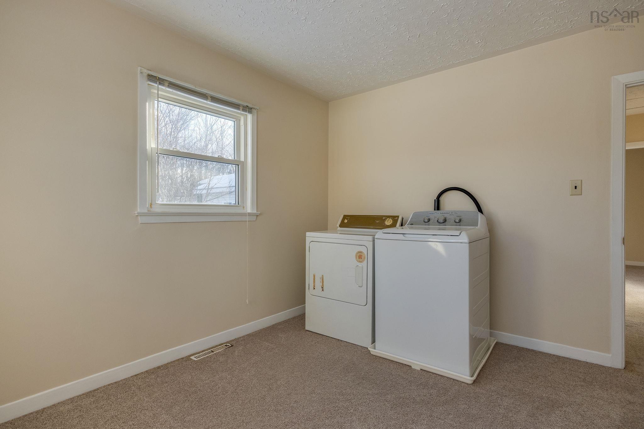 $299,900.00: 9584 Commercial Street, New Minas