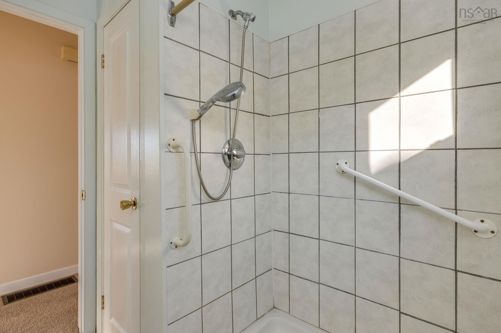 $299,900.00: 9584 Commercial Street, New Minas