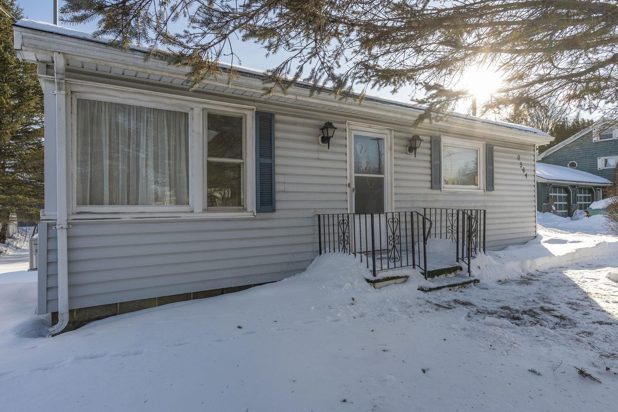 $299,900.00: 9584 Commercial Street, New Minas