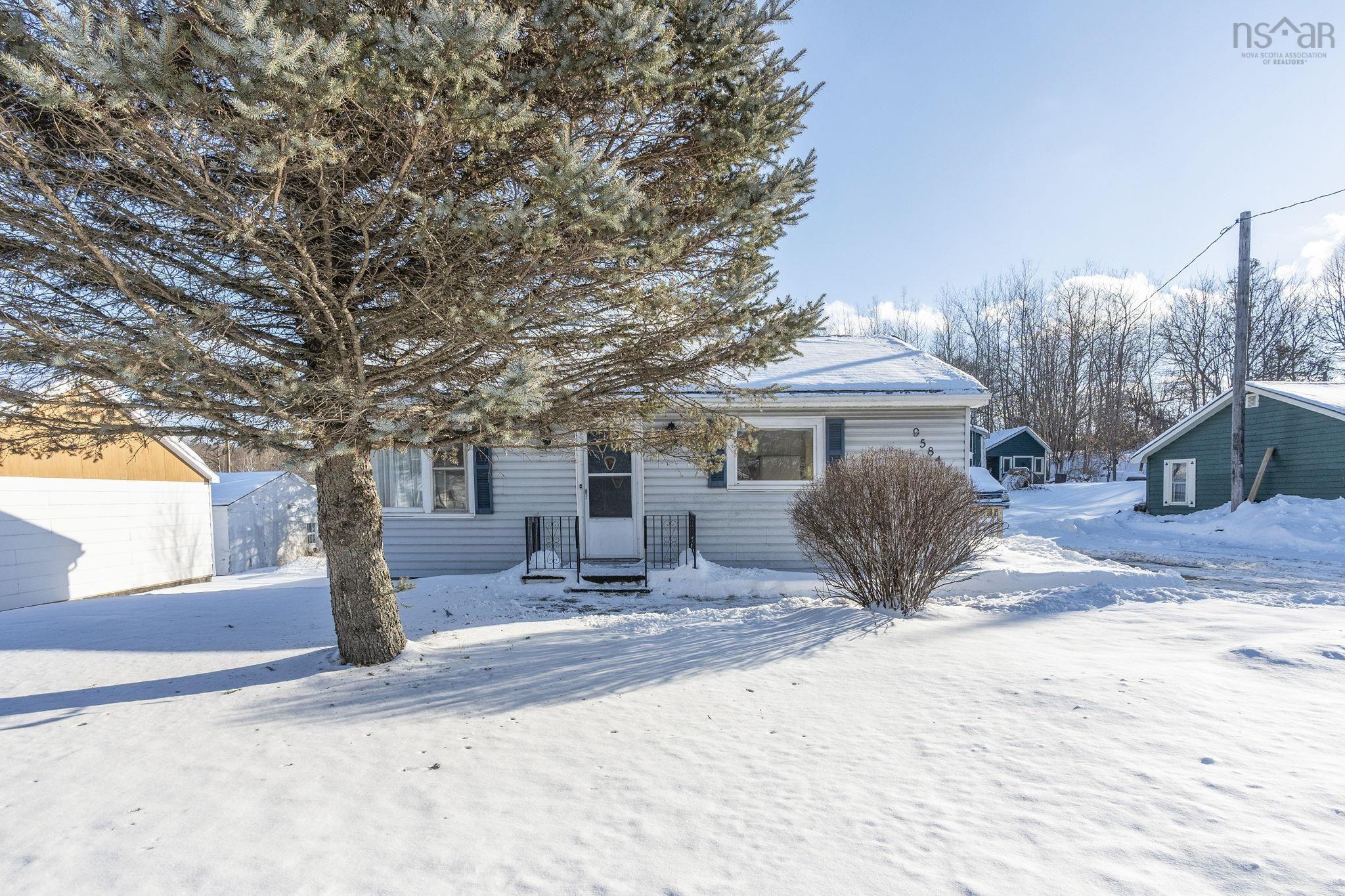 $299,900.00: 9584 Commercial Street, New Minas