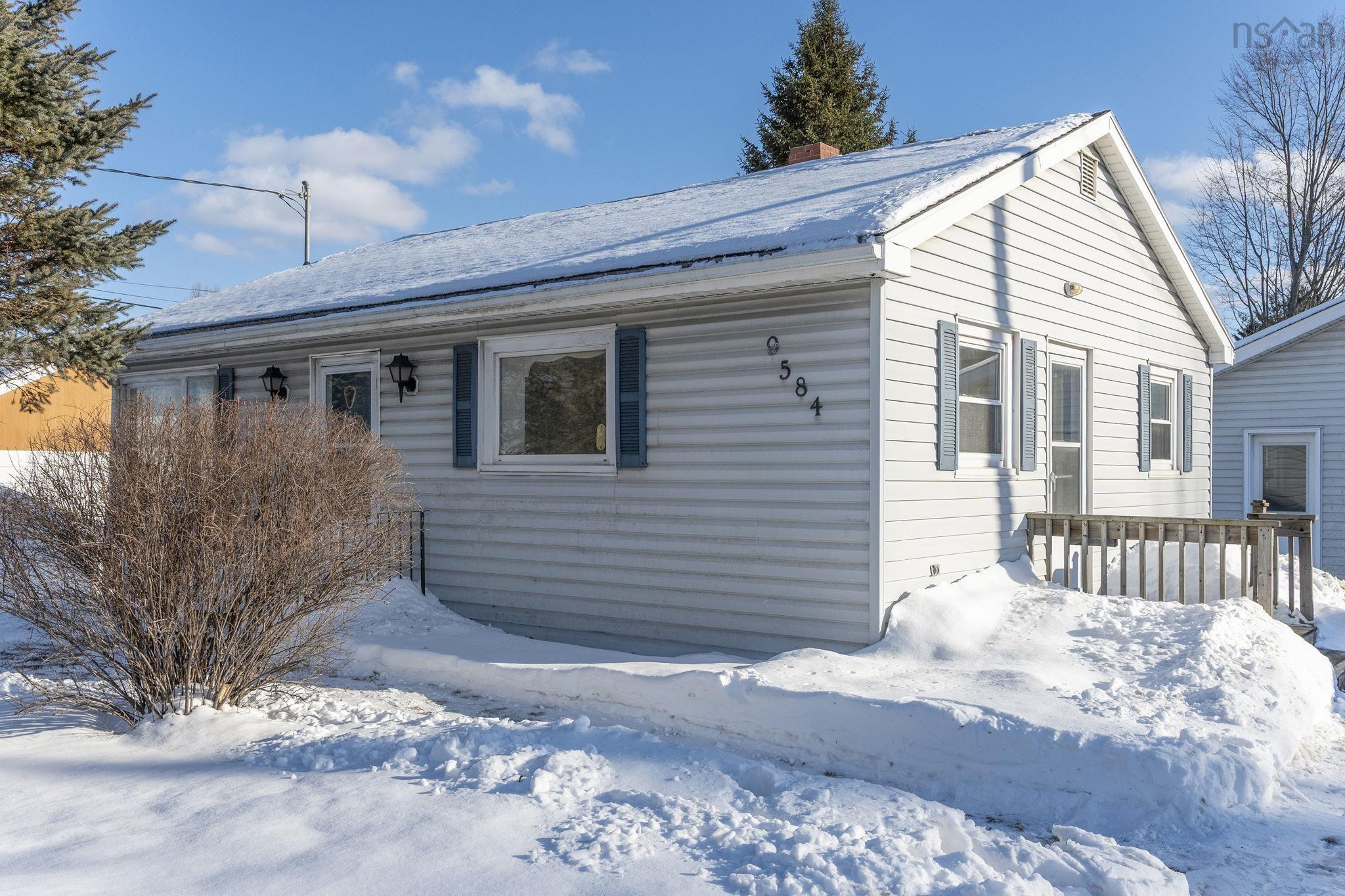 $299,900.00: 9584 Commercial Street, New Minas