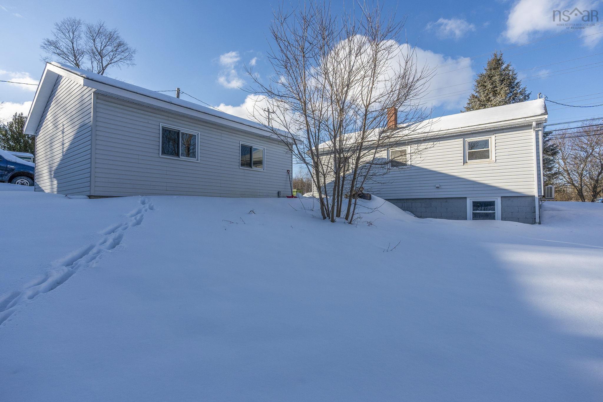 $299,900.00: 9584 Commercial Street, New Minas