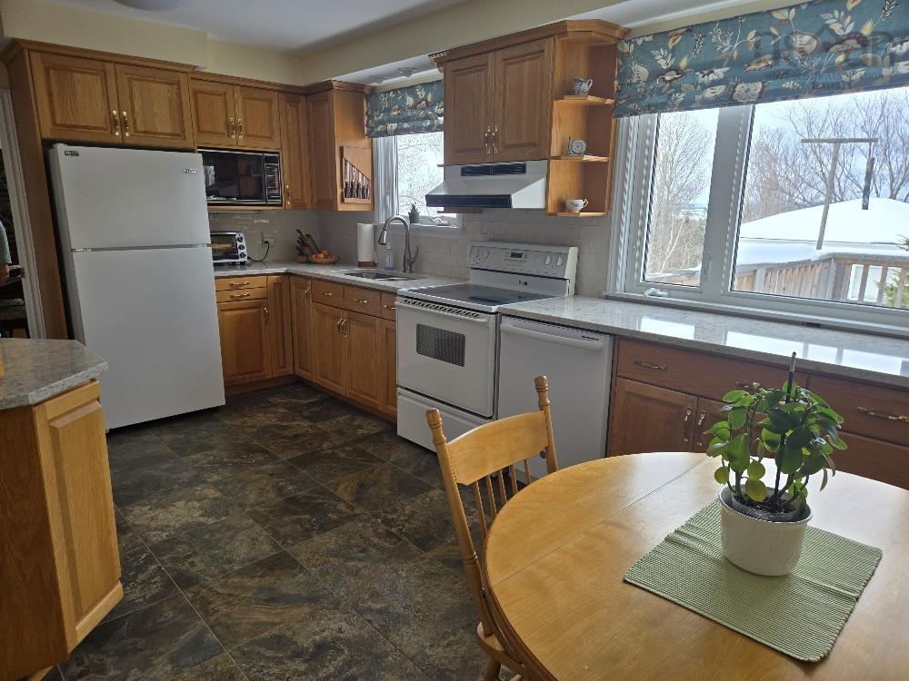 $559,900.00: 35 Fairview Drive, Truro