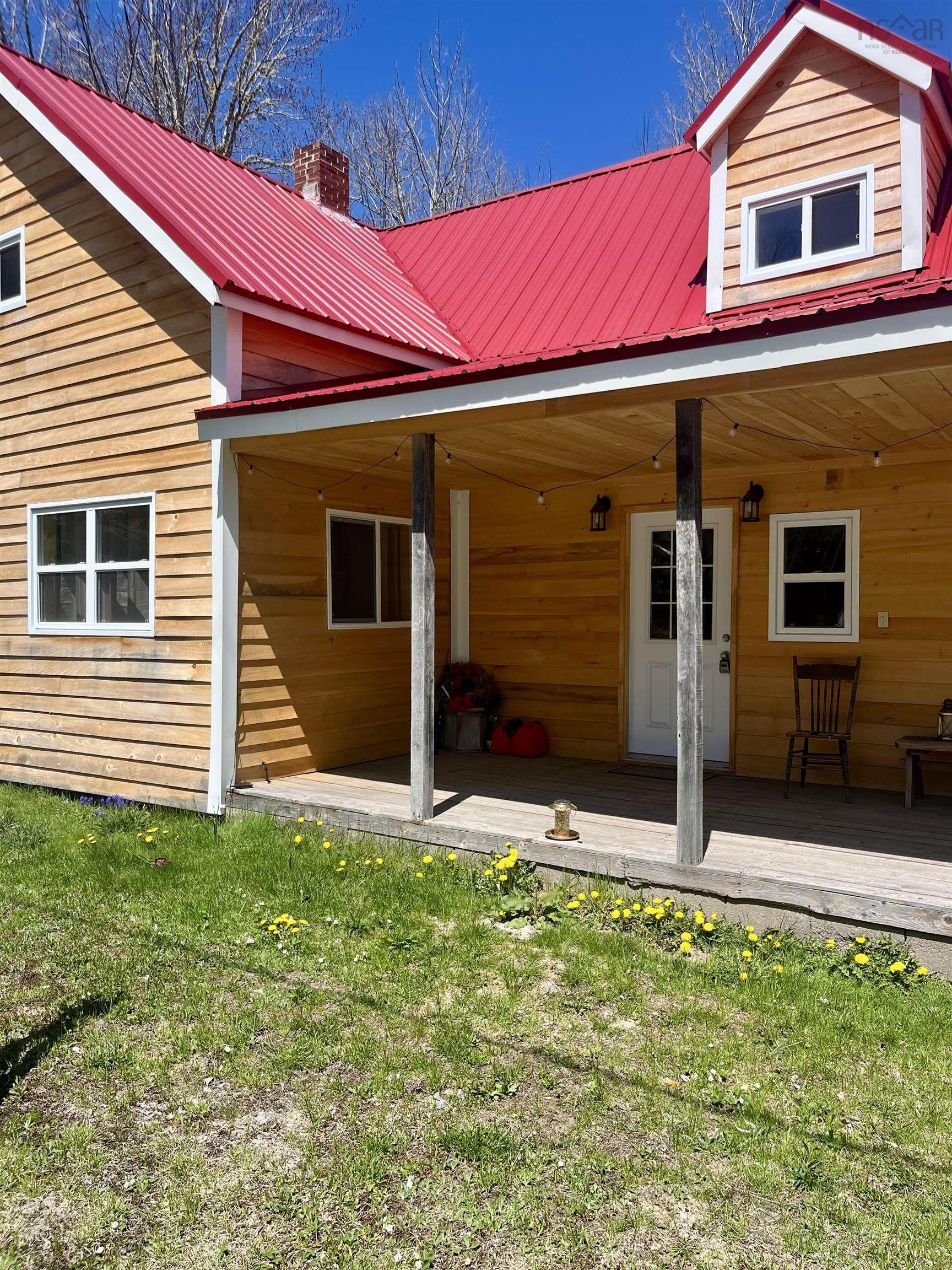 $233,000.00: 5404 8 Highway, South Milford