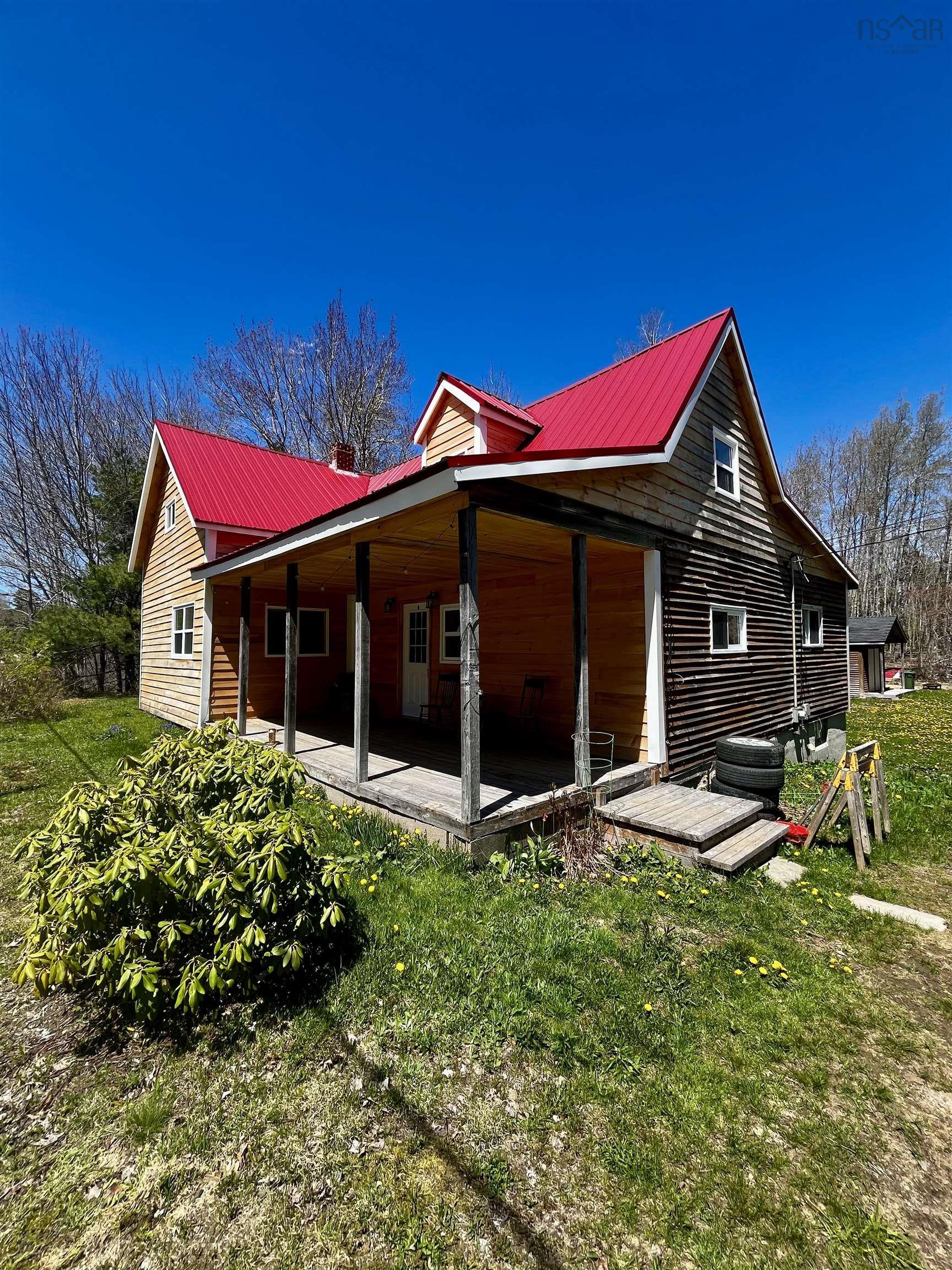 $233,000.00: 5404 8 Highway, South Milford