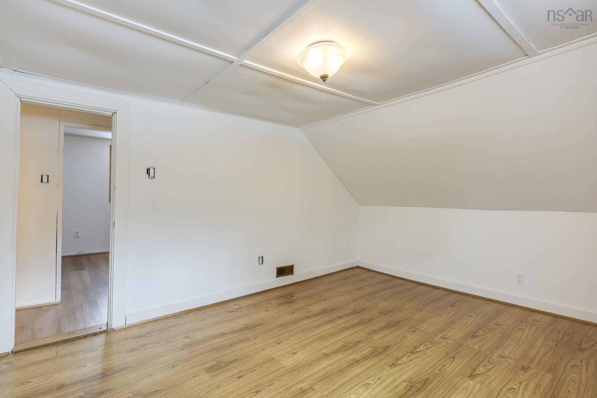 $249,000.00: 5404 8 Highway, South Milford