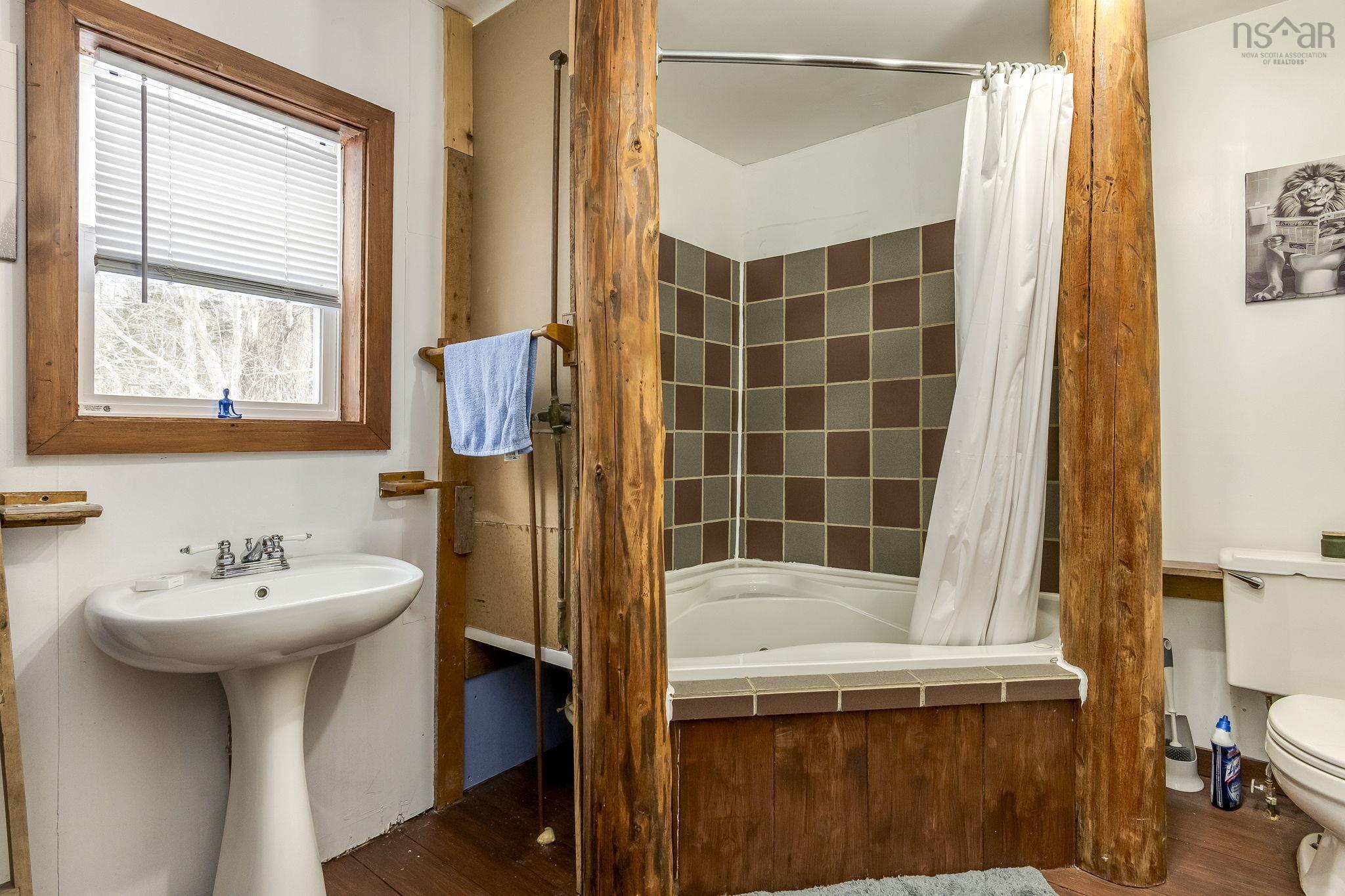 $249,000.00: 5404 8 Highway, South Milford