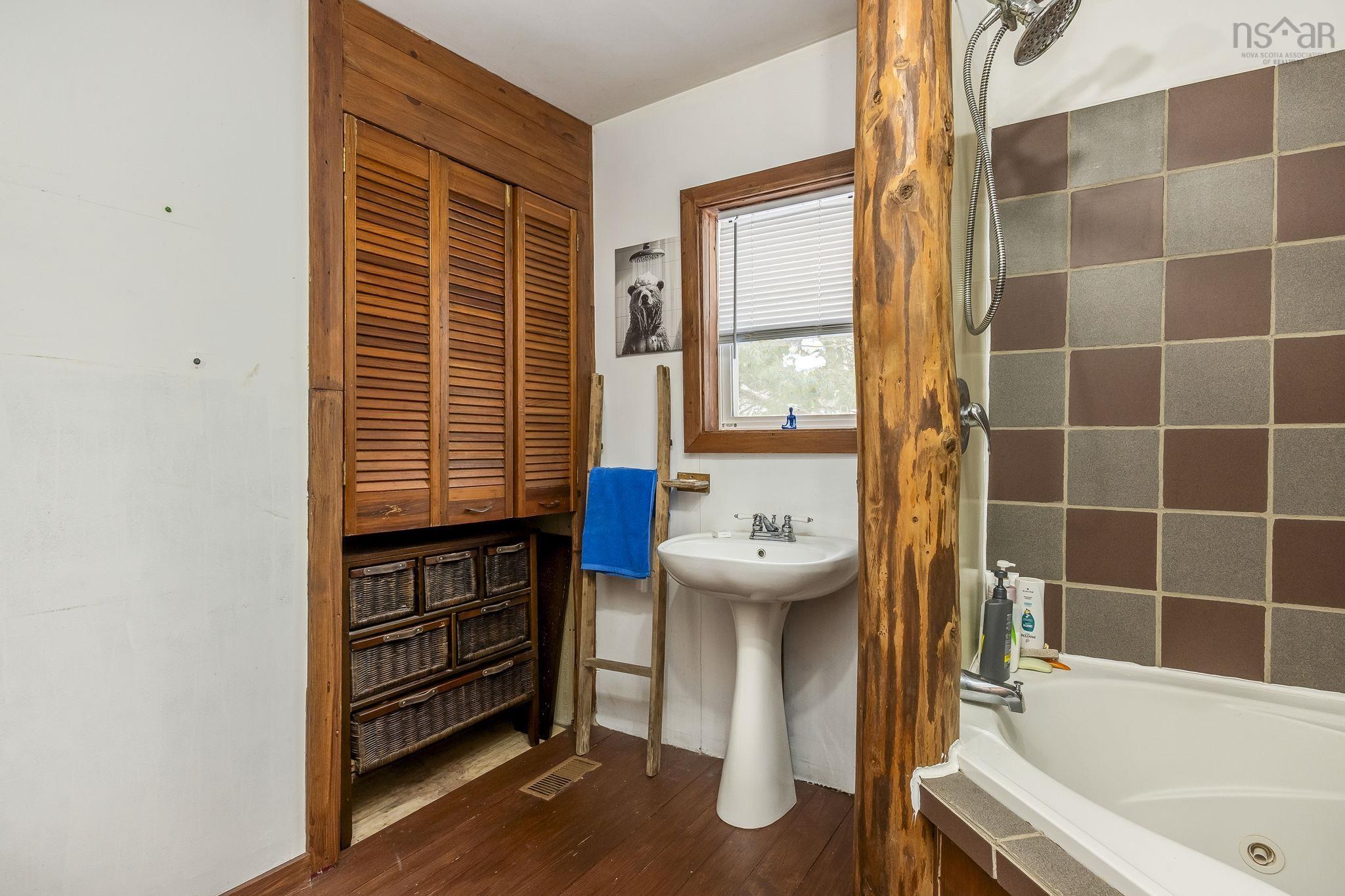 $249,000.00: 5404 8 Highway, South Milford