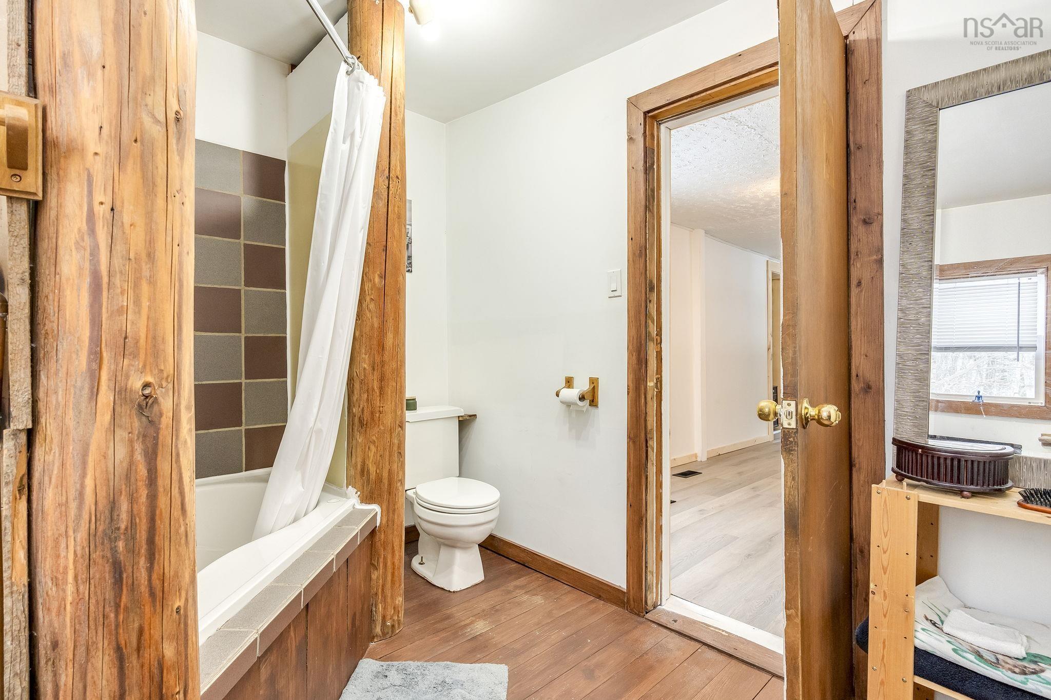 $249,000.00: 5404 8 Highway, South Milford