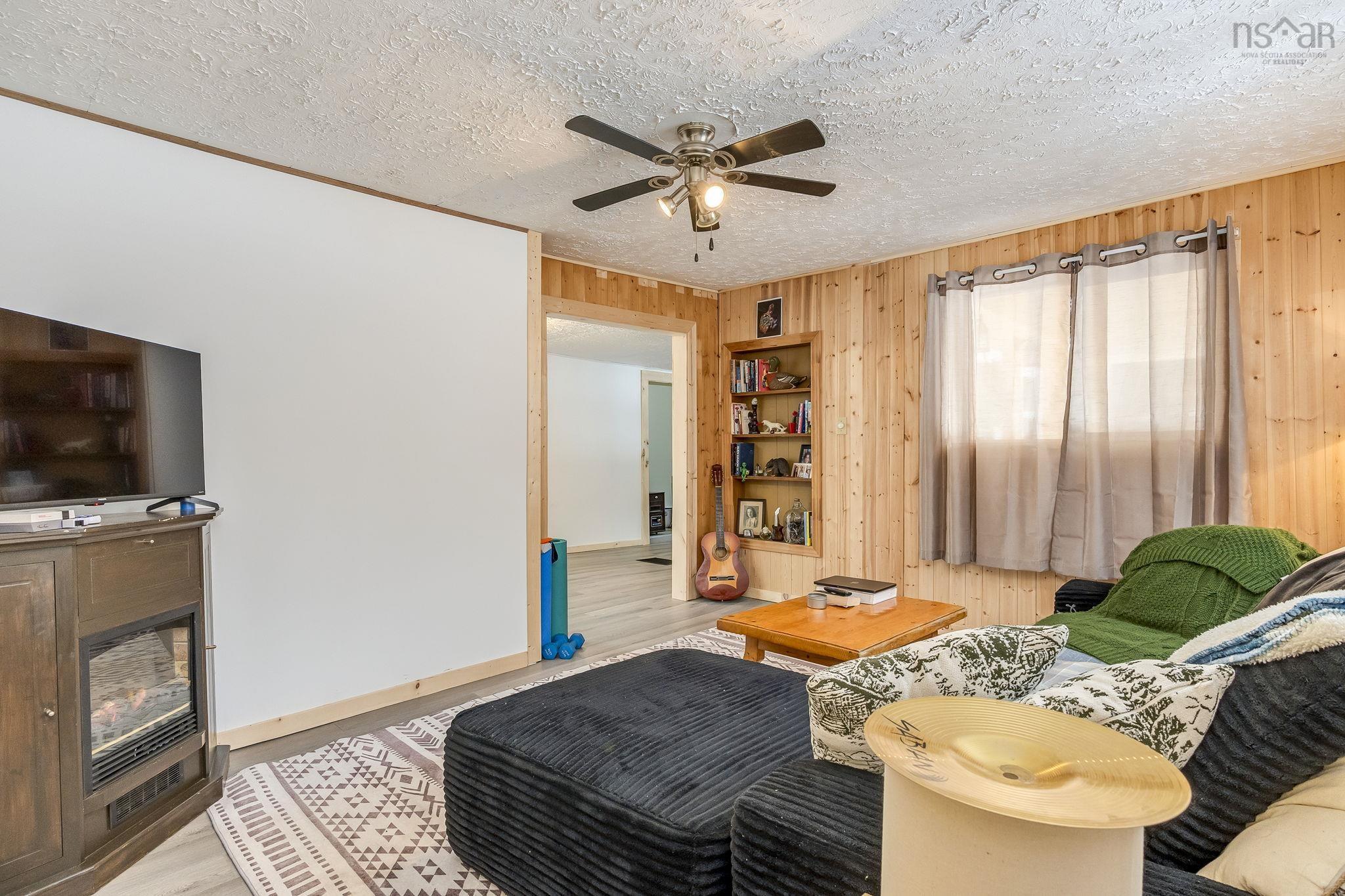 $249,000.00: 5404 8 Highway, South Milford