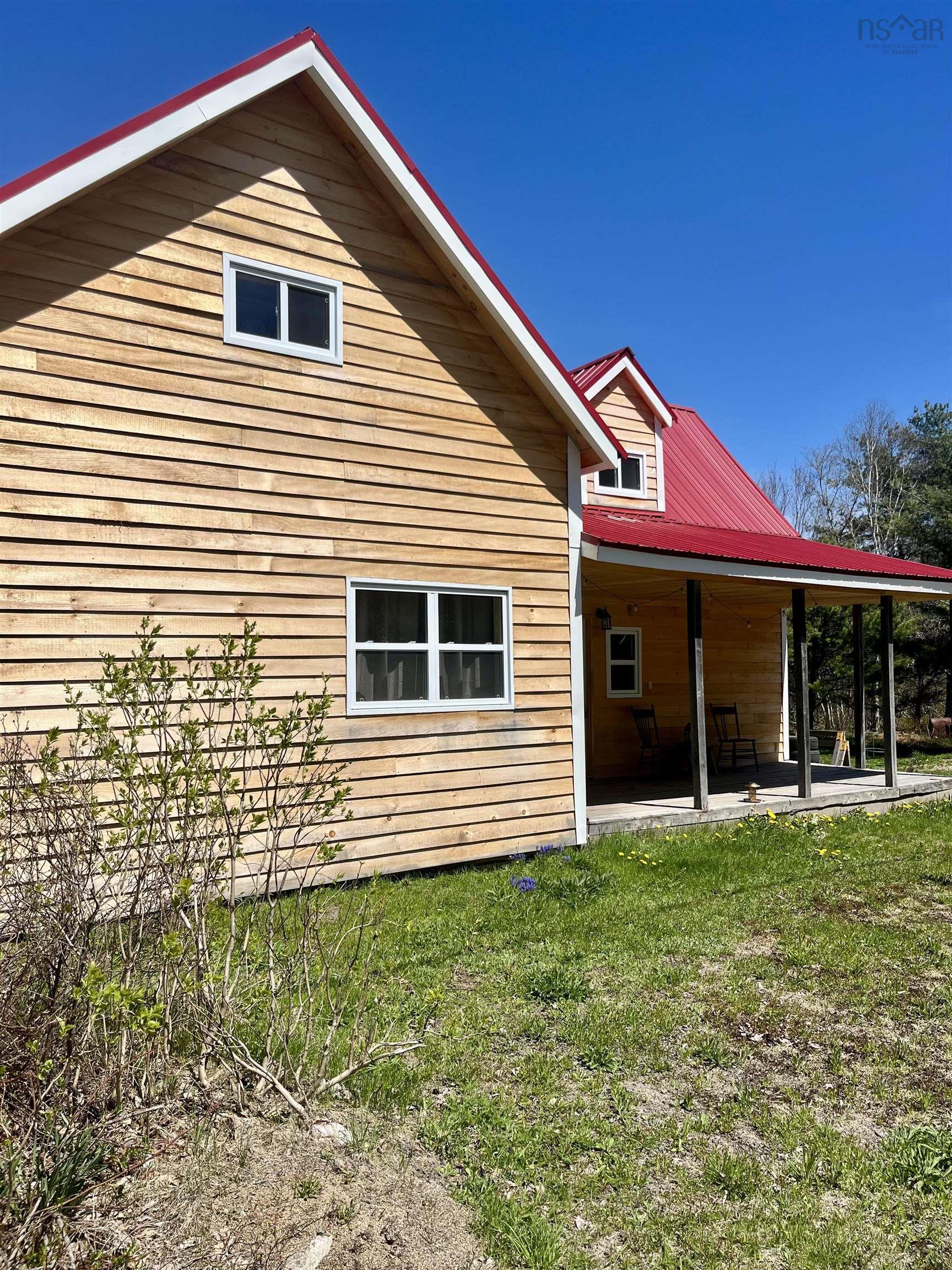 $233,000.00: 5404 8 Highway, South Milford