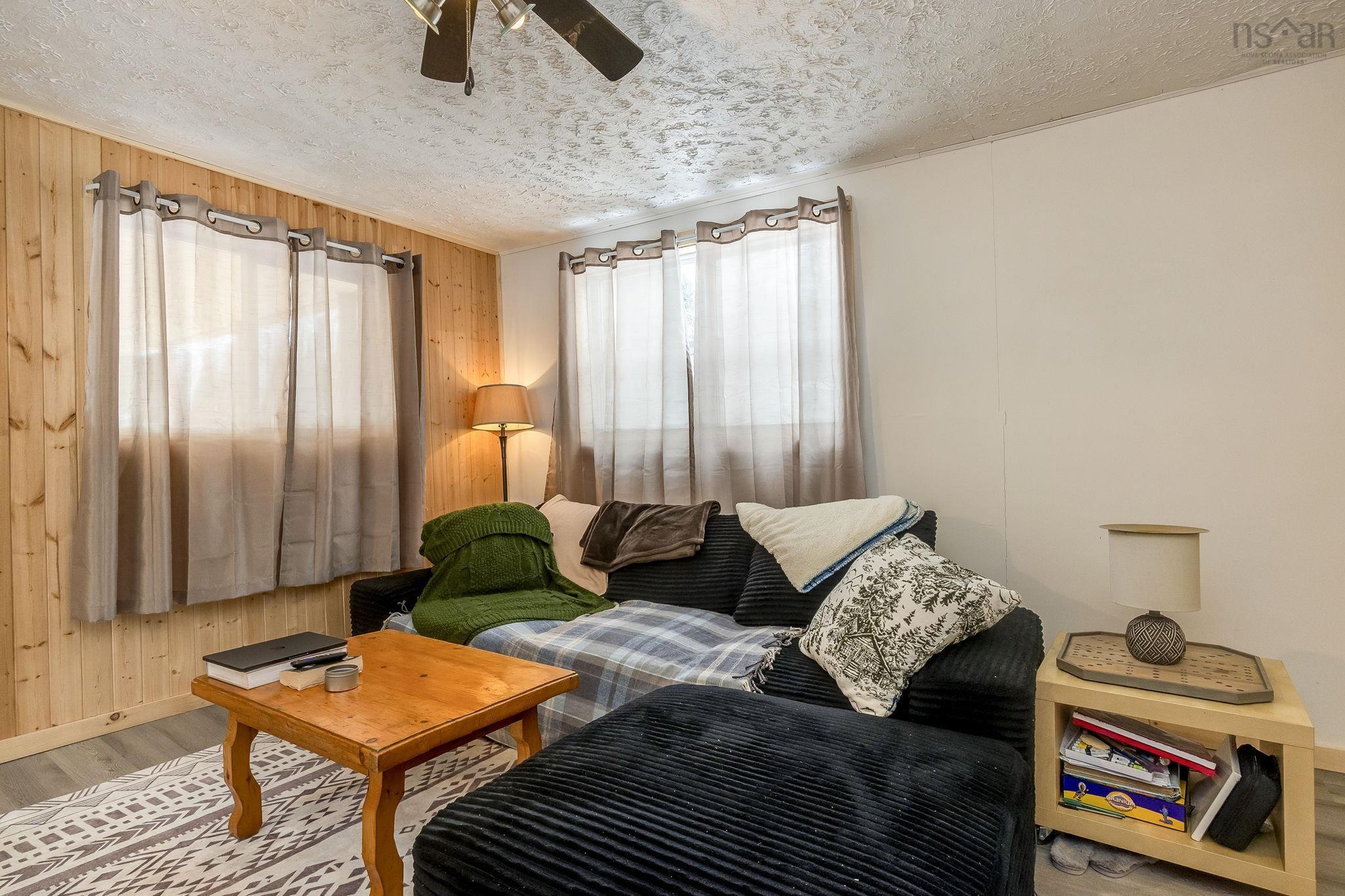 $249,000.00: 5404 8 Highway, South Milford