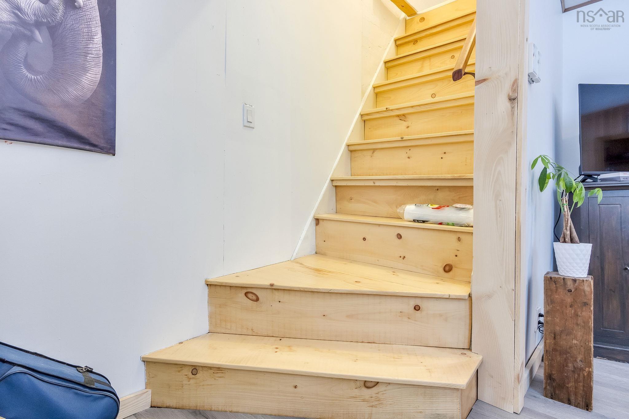 $249,000.00: 5404 8 Highway, South Milford