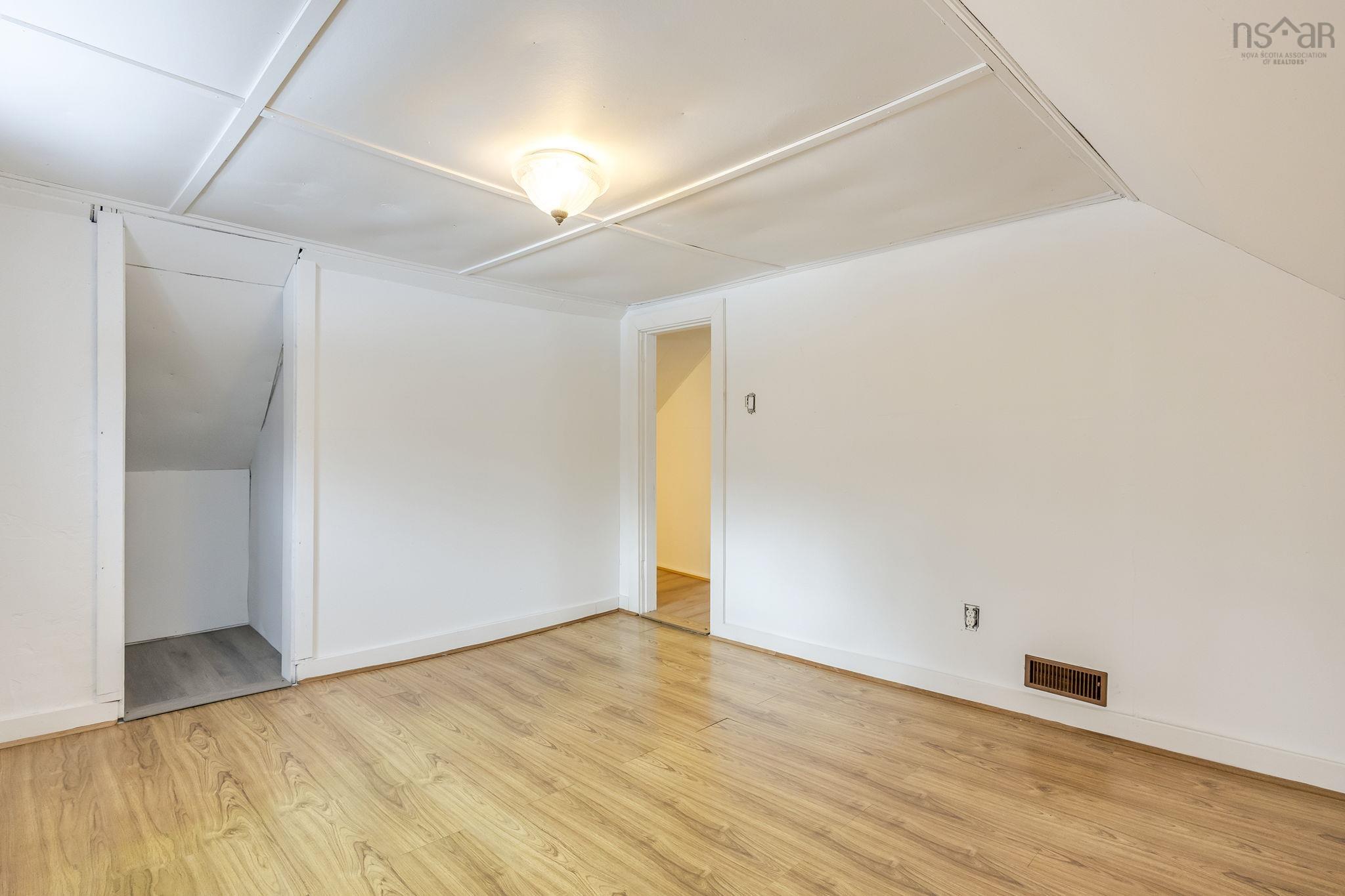 $249,000.00: 5404 8 Highway, South Milford