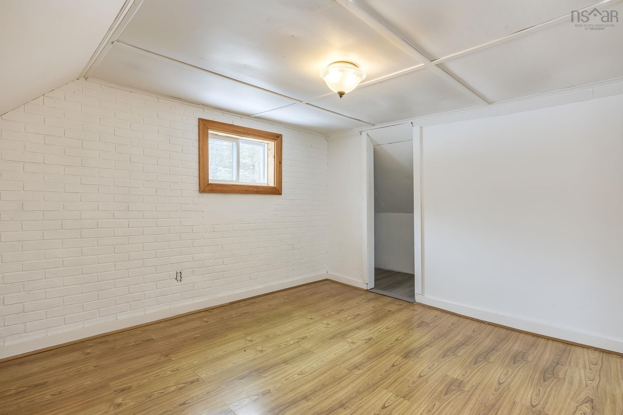 $249,000.00: 5404 8 Highway, South Milford