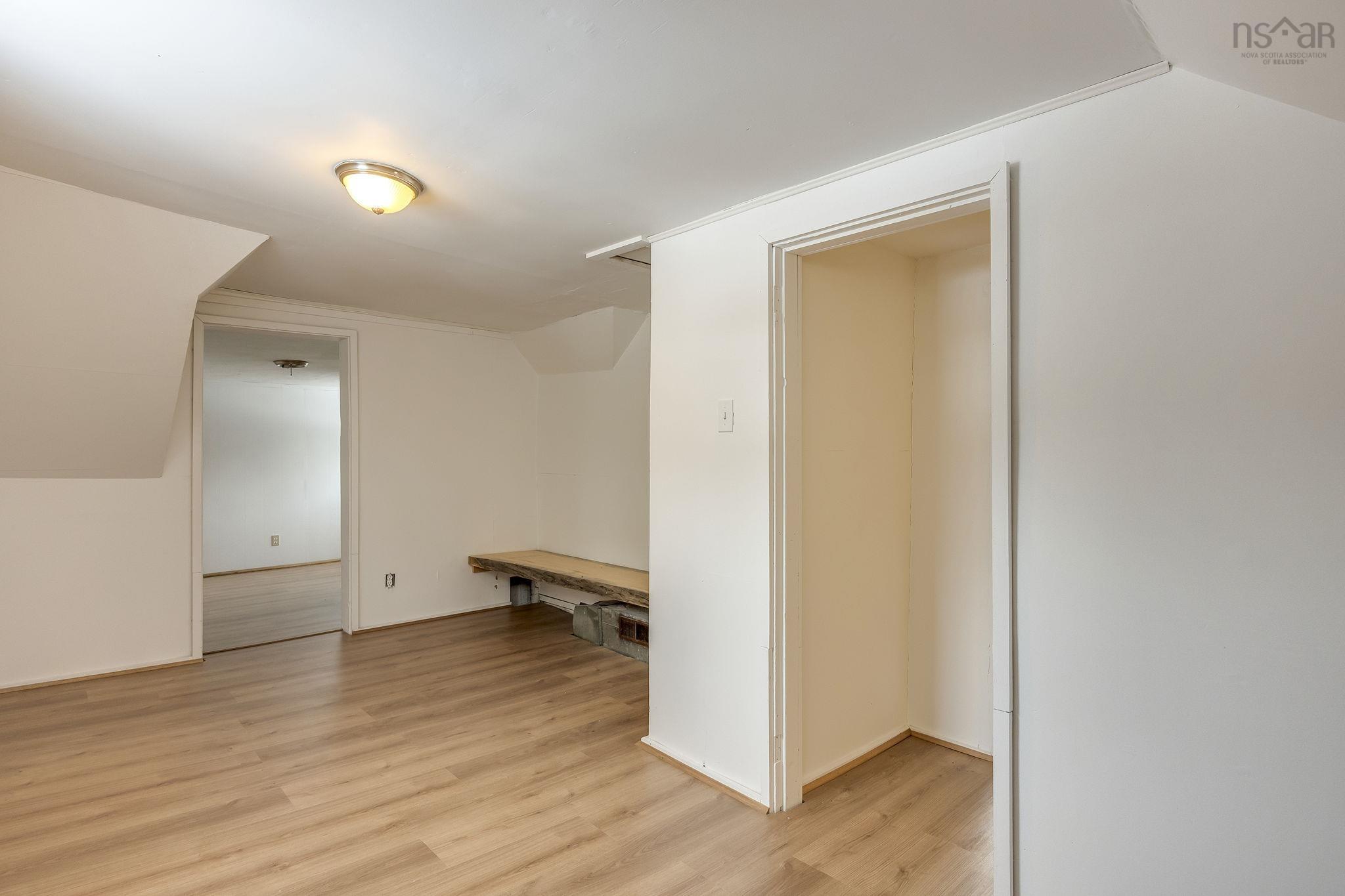 $249,000.00: 5404 8 Highway, South Milford