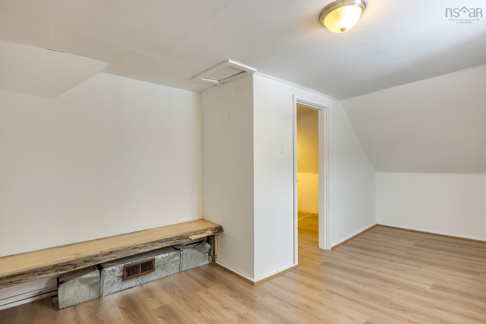 $249,000.00: 5404 8 Highway, South Milford