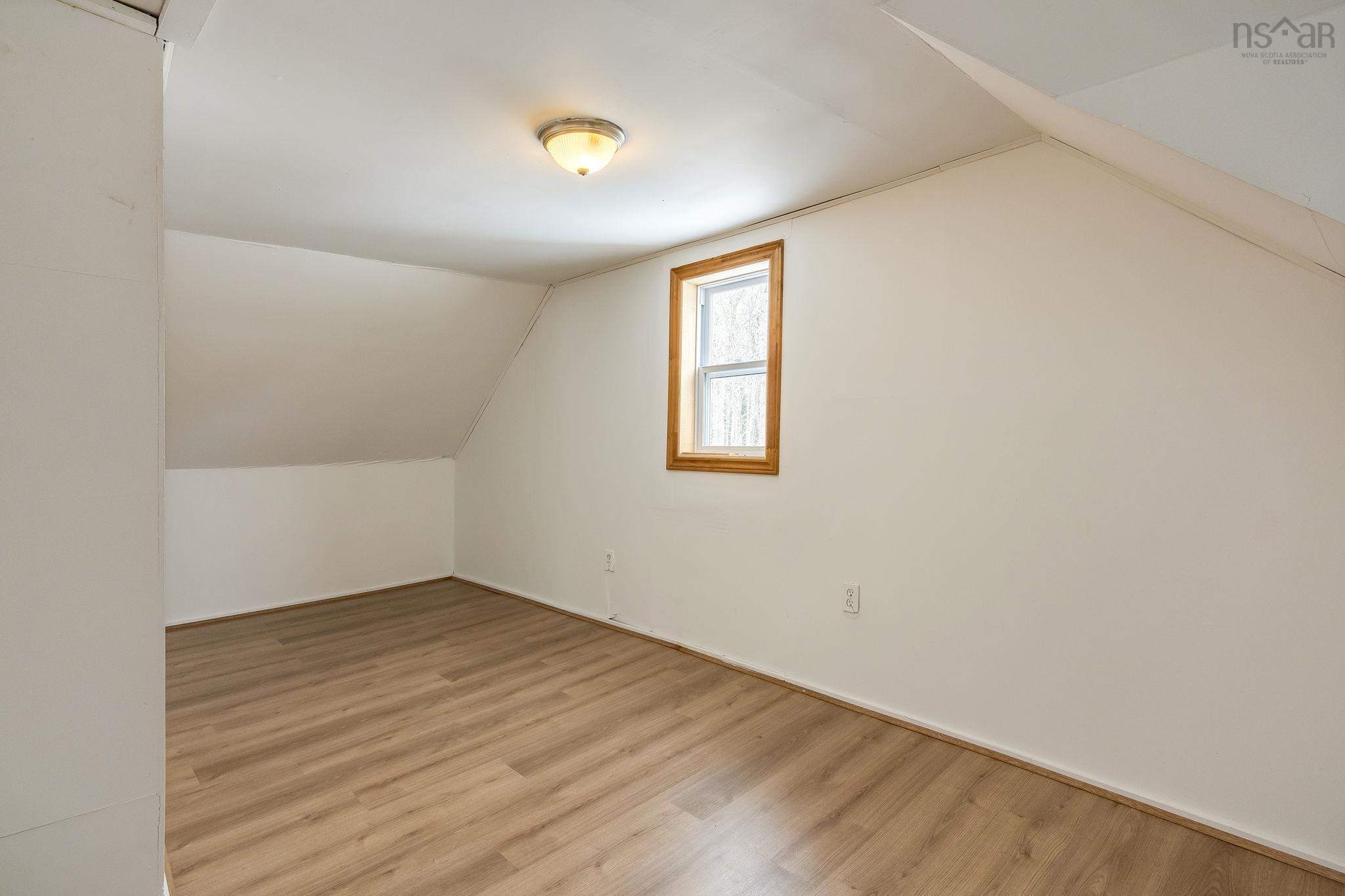 $249,000.00: 5404 8 Highway, South Milford