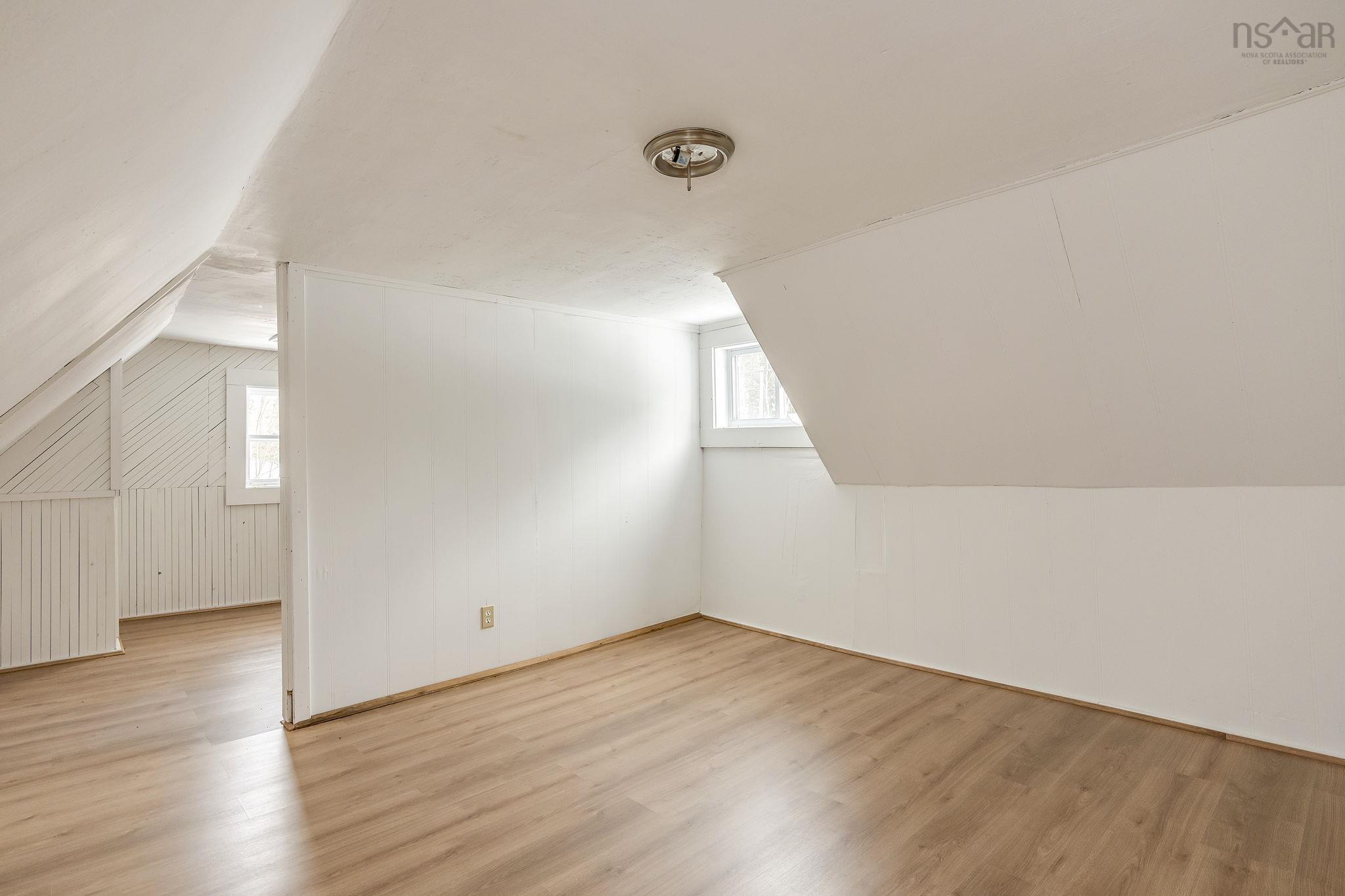 $249,000.00: 5404 8 Highway, South Milford